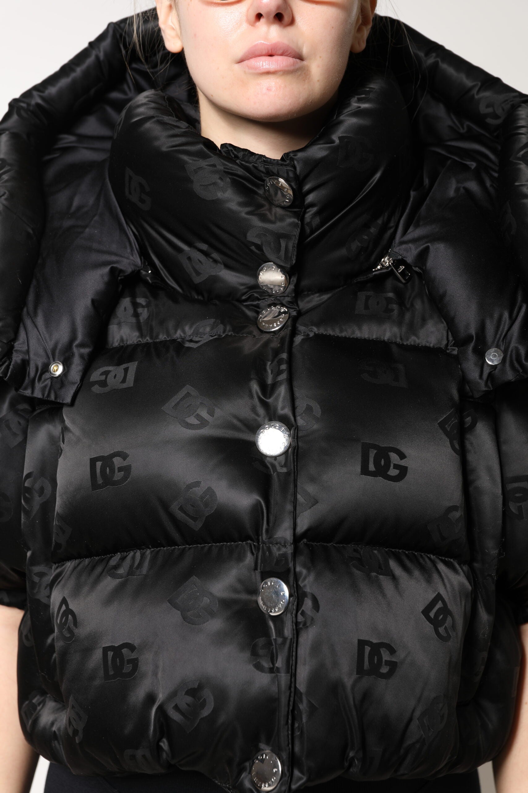 Dolce & Gabbana Schwarze gepolsterte Kapuzenjacke mit durchgehendem Reißverschluss und Cropped Jacket