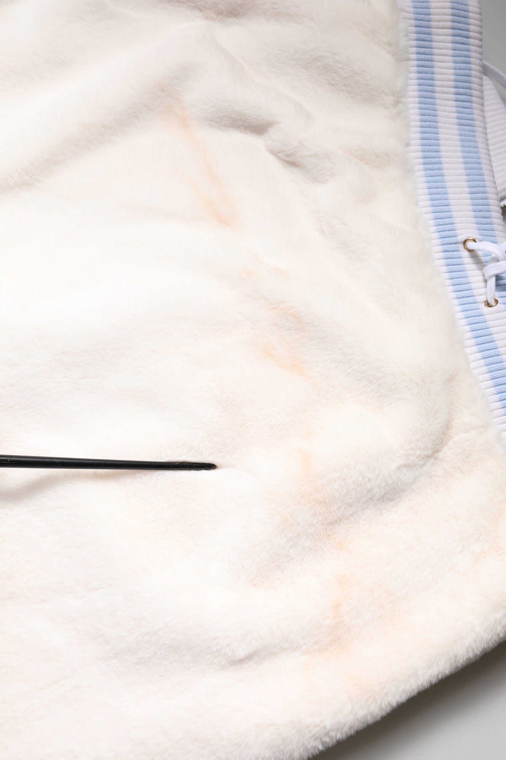 Dolce & Gabbana Weißer Minirock mit hoher Taille aus Kunstfell