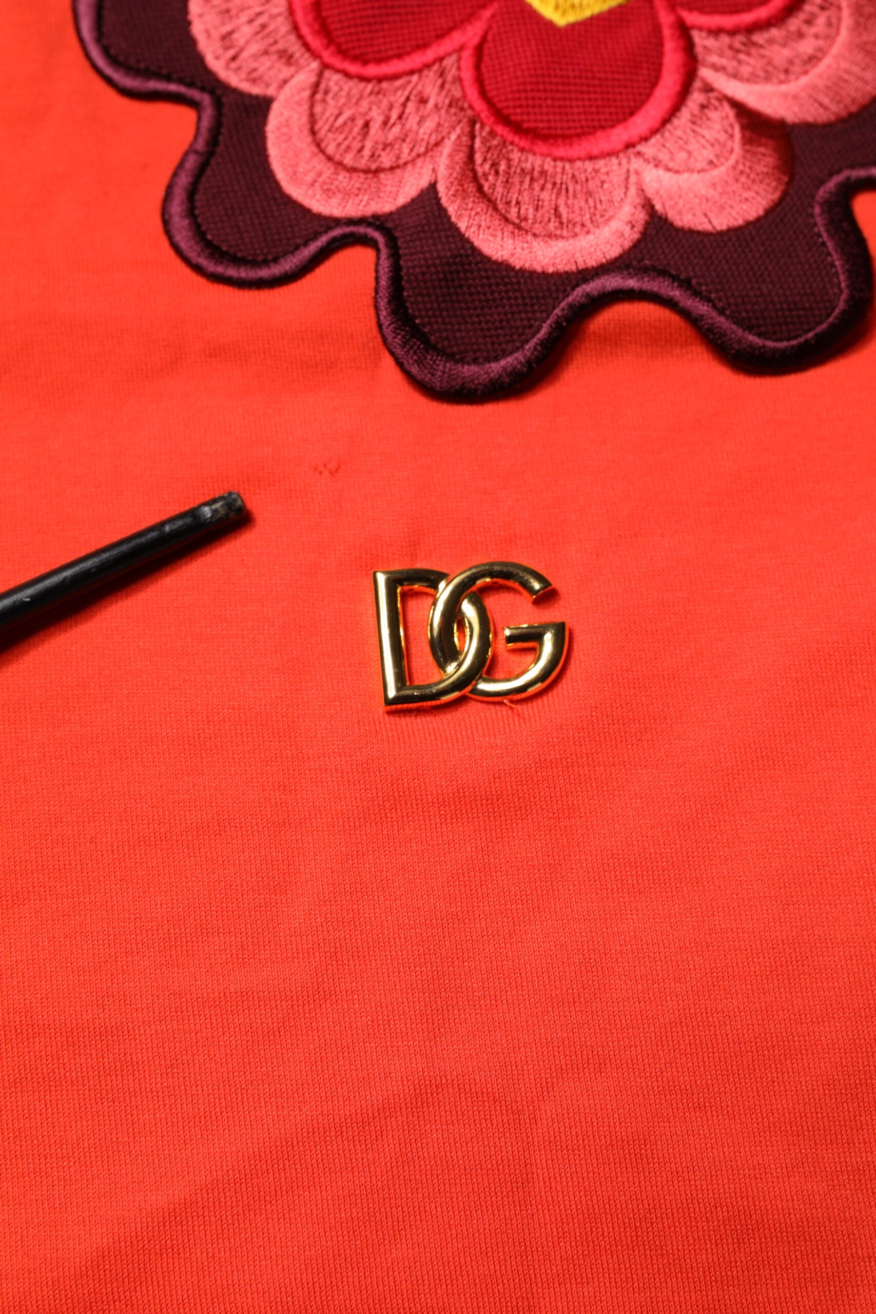 Dolce & Gabbana Rotes T-Shirt mit Blumenstickerei und Rundhalsausschnitt aus Baumwolle