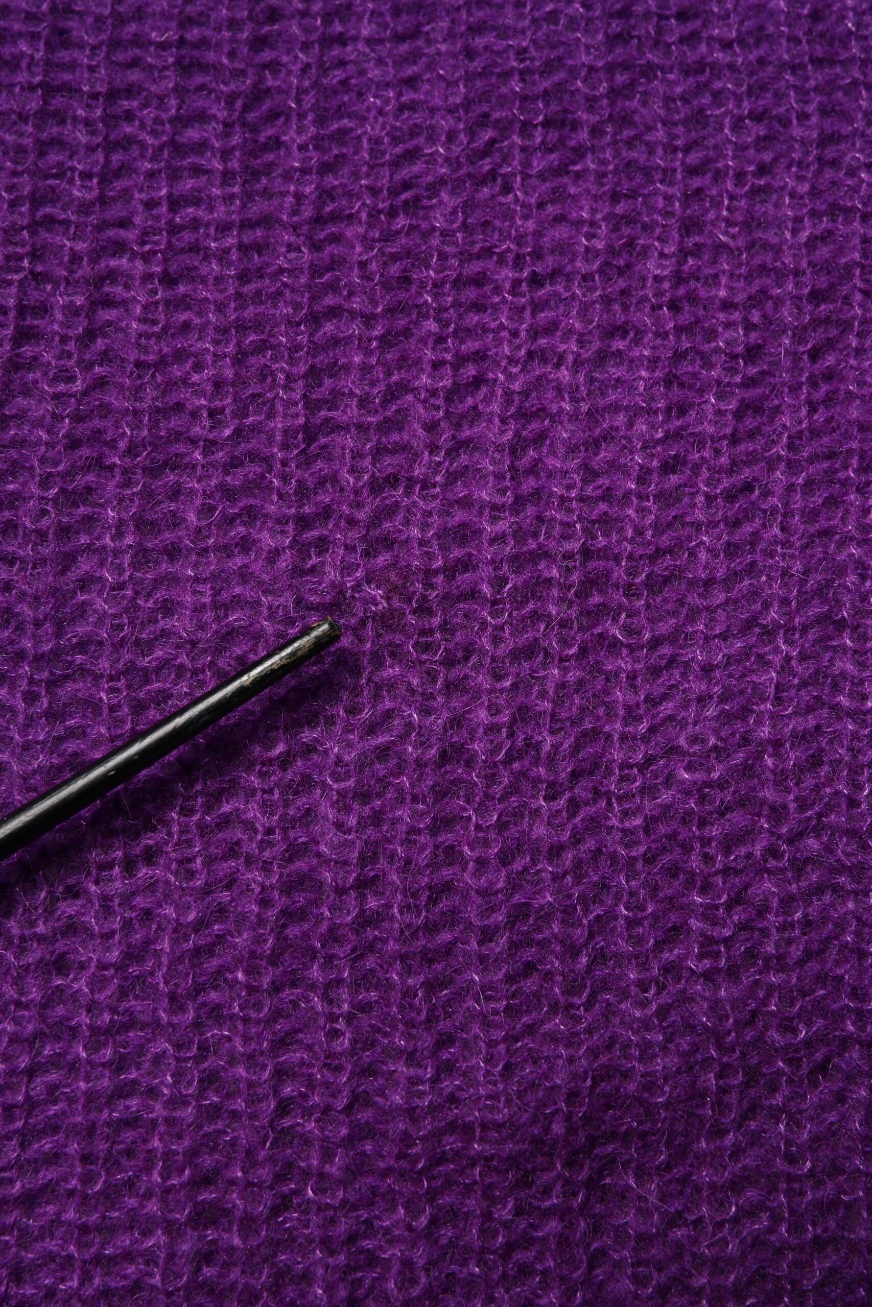PINK MEMORIES Violetter Strickpullover mit langen Ärmeln und Rundhalsausschnitt