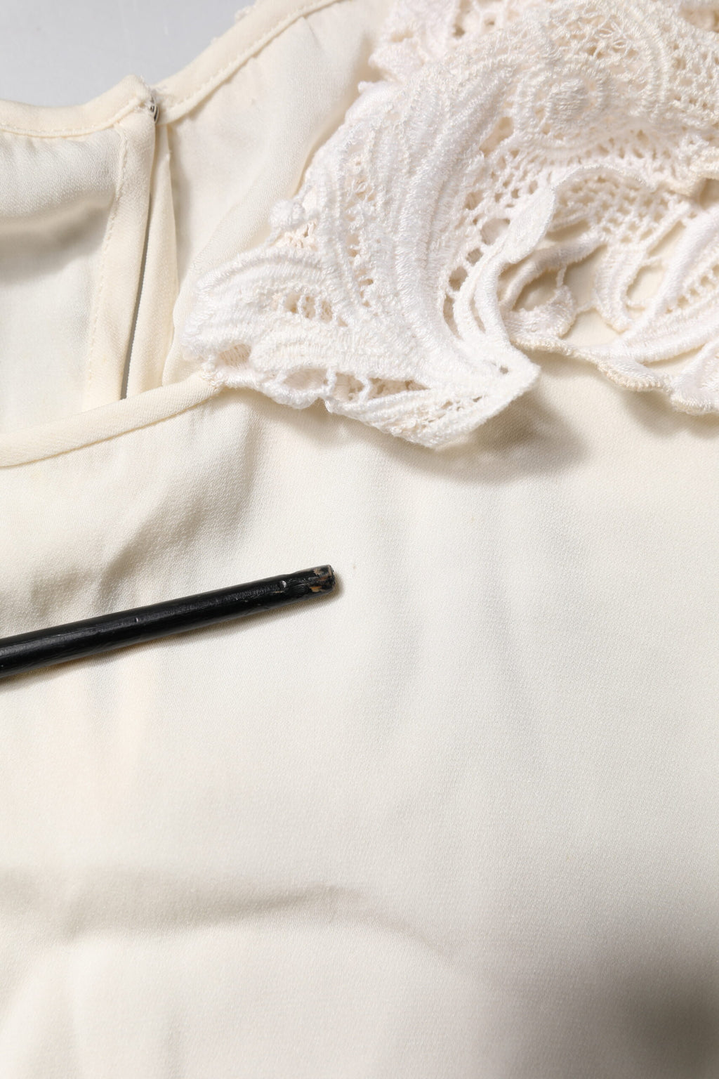 Dolce & Gabbana Cremefarbenes Blusentop mit floraler Spitze und langen Ärmeln