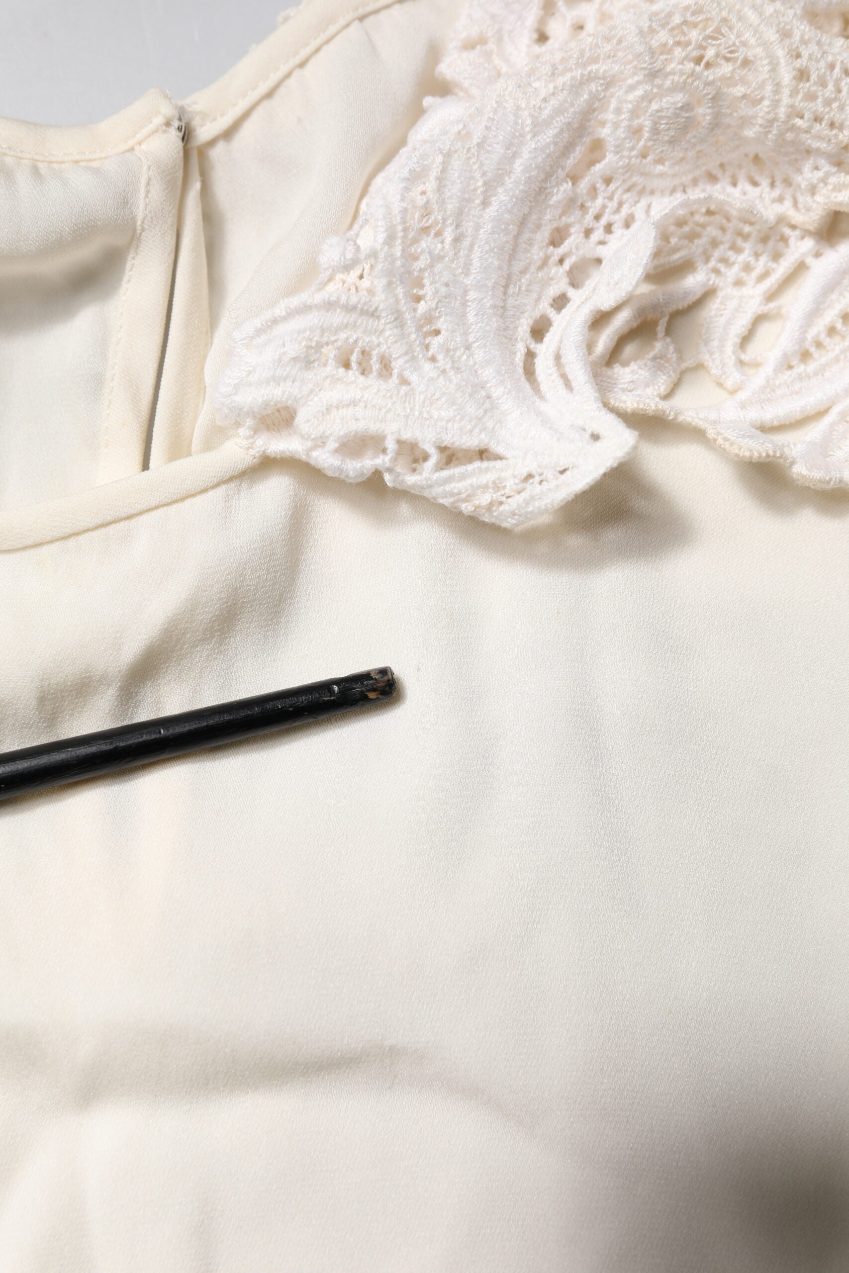 Dolce & Gabbana Cremefarbenes Blusentop mit floraler Spitze und langen Ärmeln