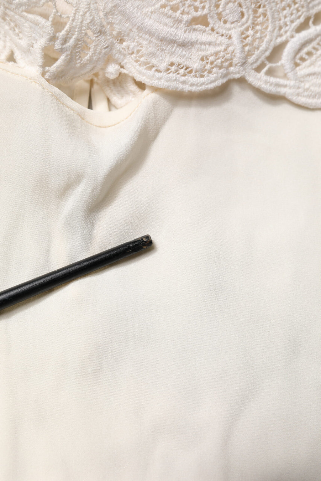 Dolce & Gabbana Cremefarbenes Blusentop mit floraler Spitze und langen Ärmeln