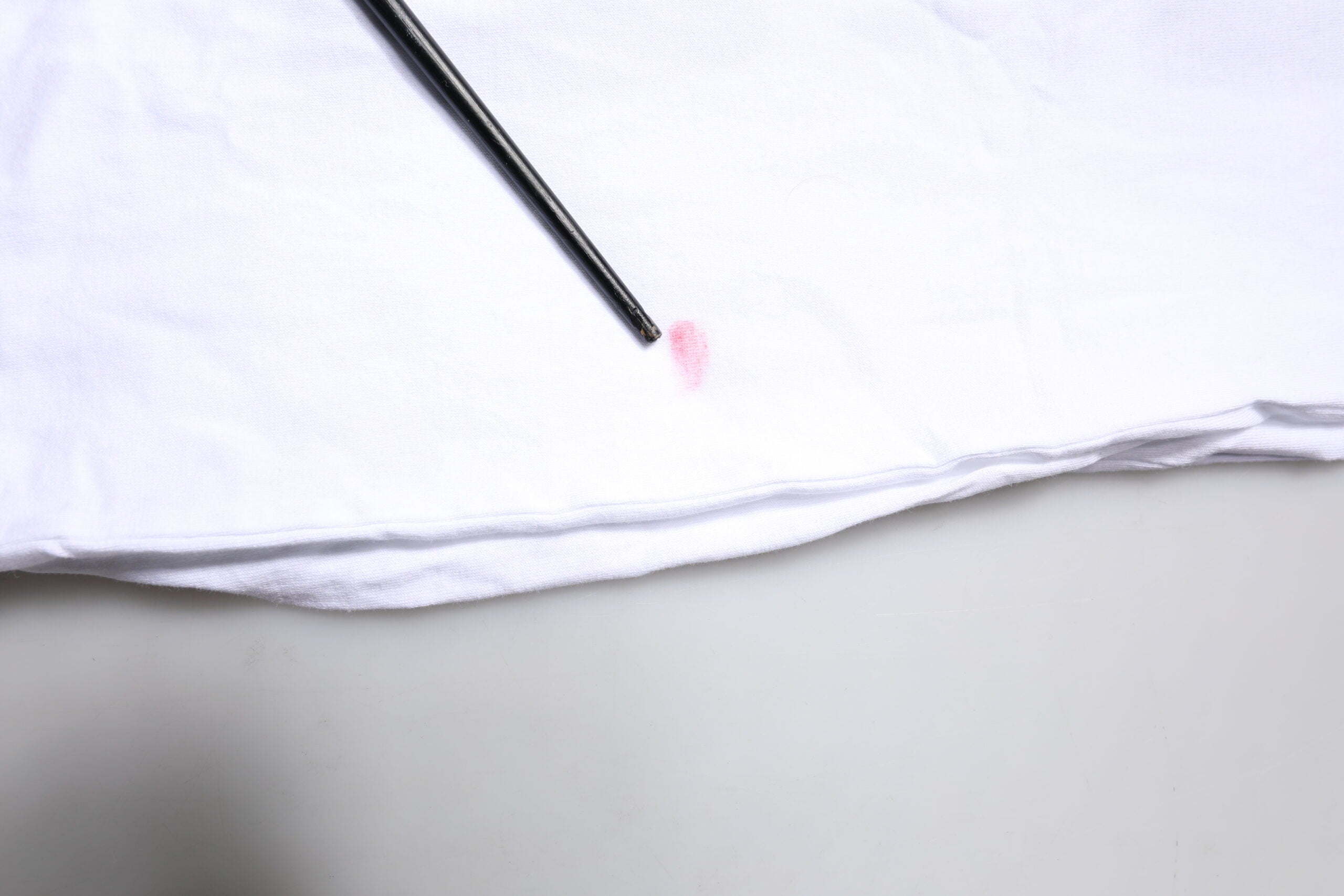 Dolce & Gabbana Weißes T-Shirt mit Ascot-Kragen aus Baumwoll-Seidenmischung