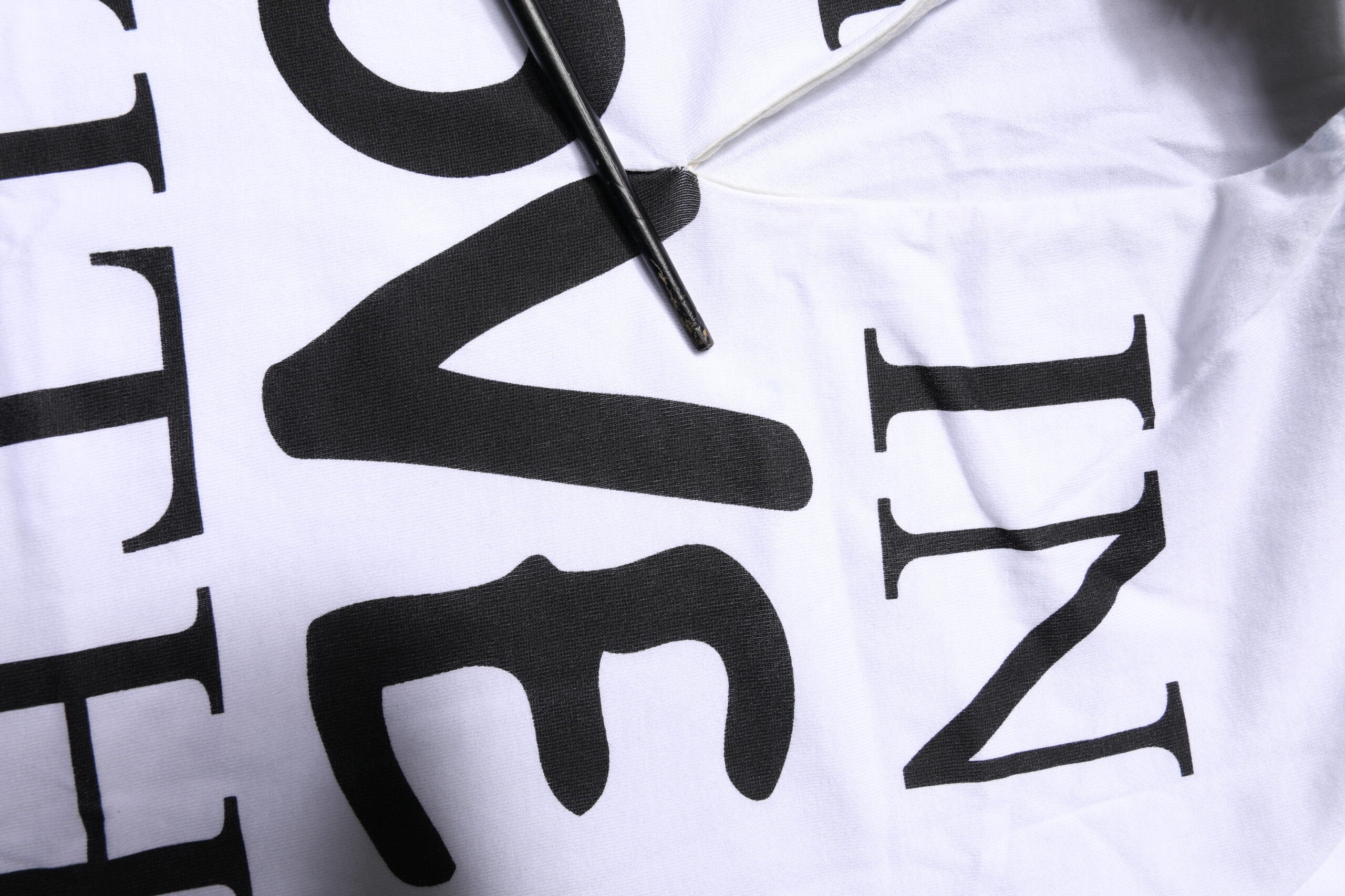 Dolce & Gabbana Weißes T-Shirt mit Ascot-Kragen aus Baumwoll-Seidenmischung