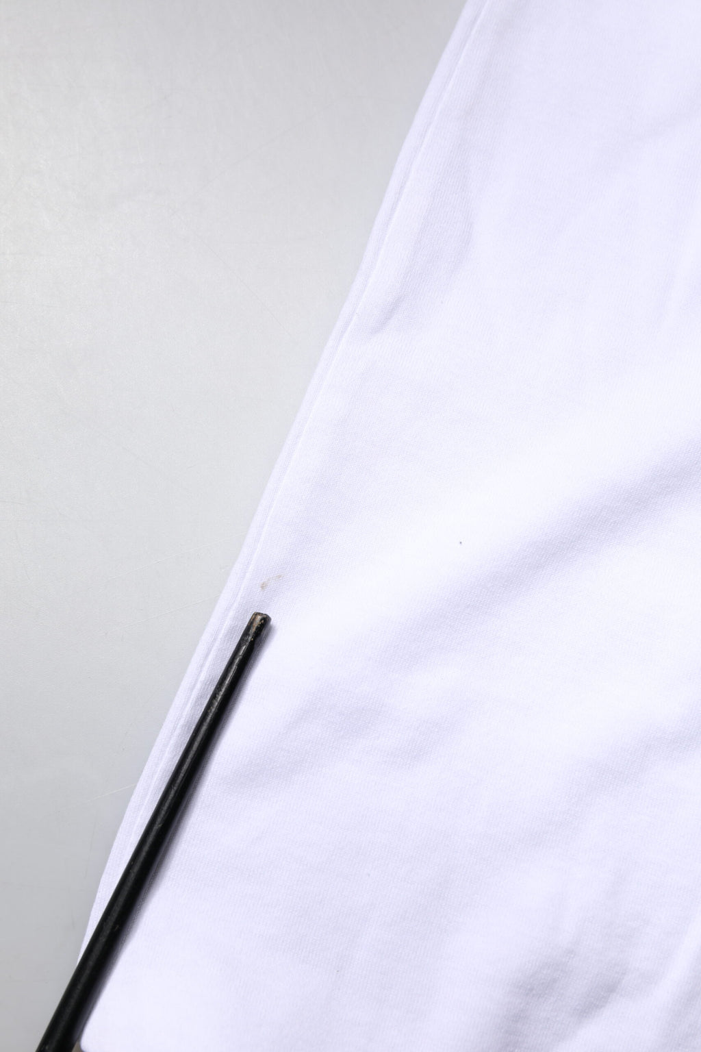 Dolce & Gabbana Weißes T-Shirt mit Ascot-Kragen aus Baumwoll-Seidenmischung