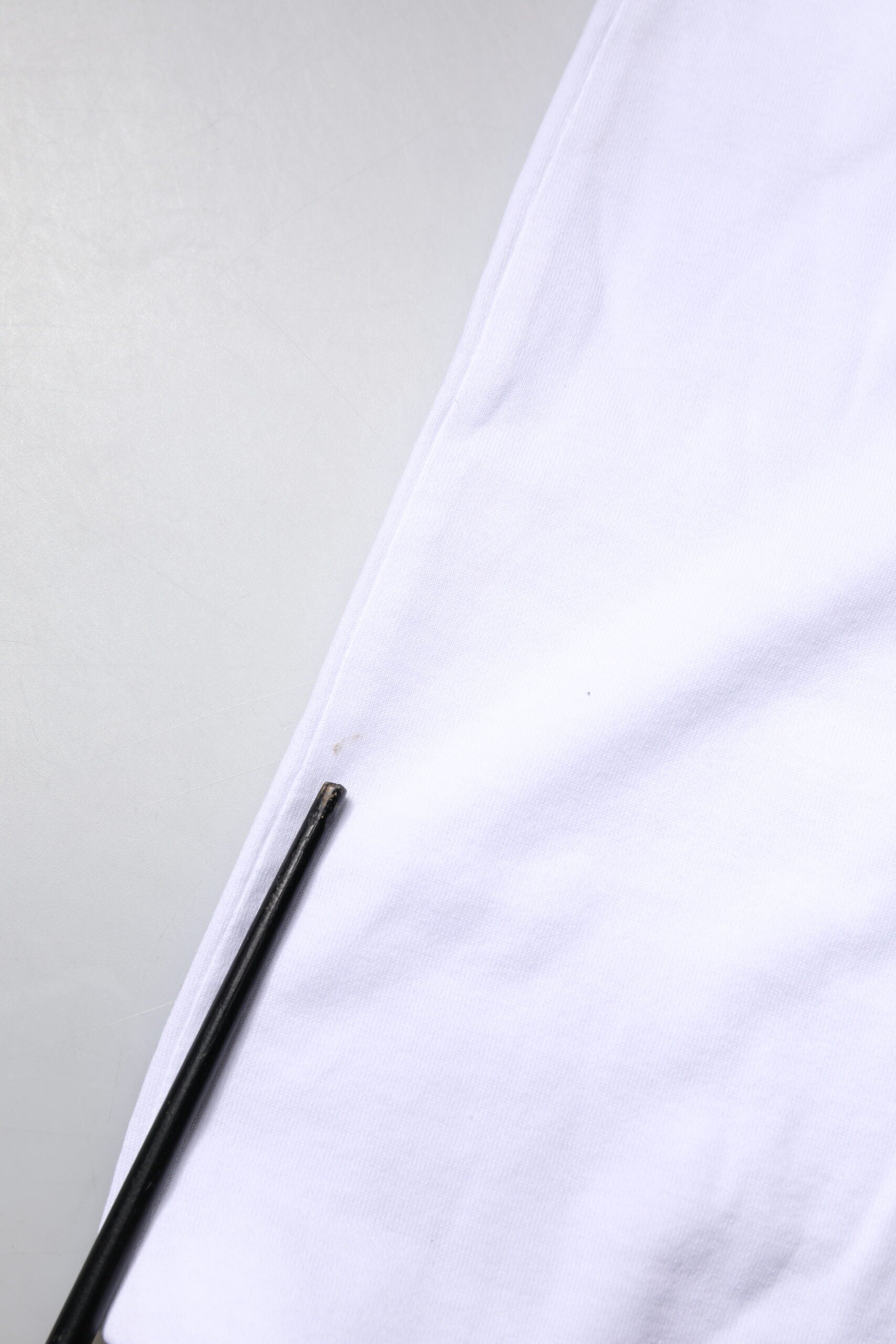 Dolce & Gabbana Weißes T-Shirt mit Ascot-Kragen aus Baumwoll-Seidenmischung