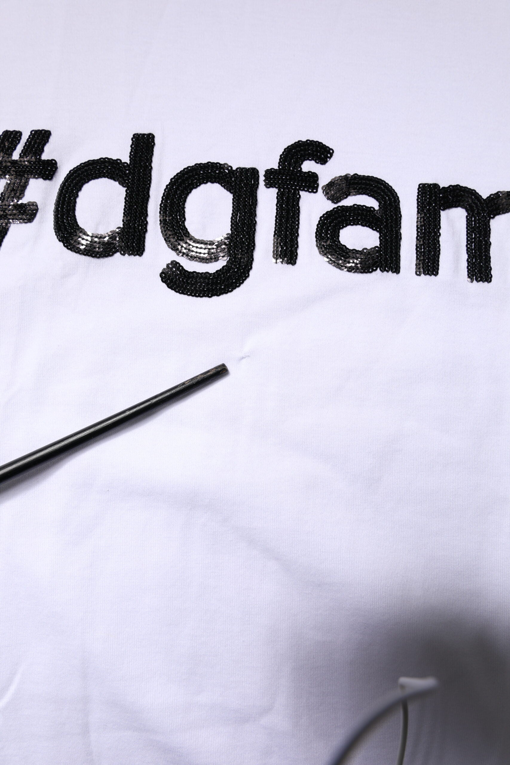 Dolce & Gabbana Weißes Baumwoll-T-Shirt mit Stickerei #DGFAMILY