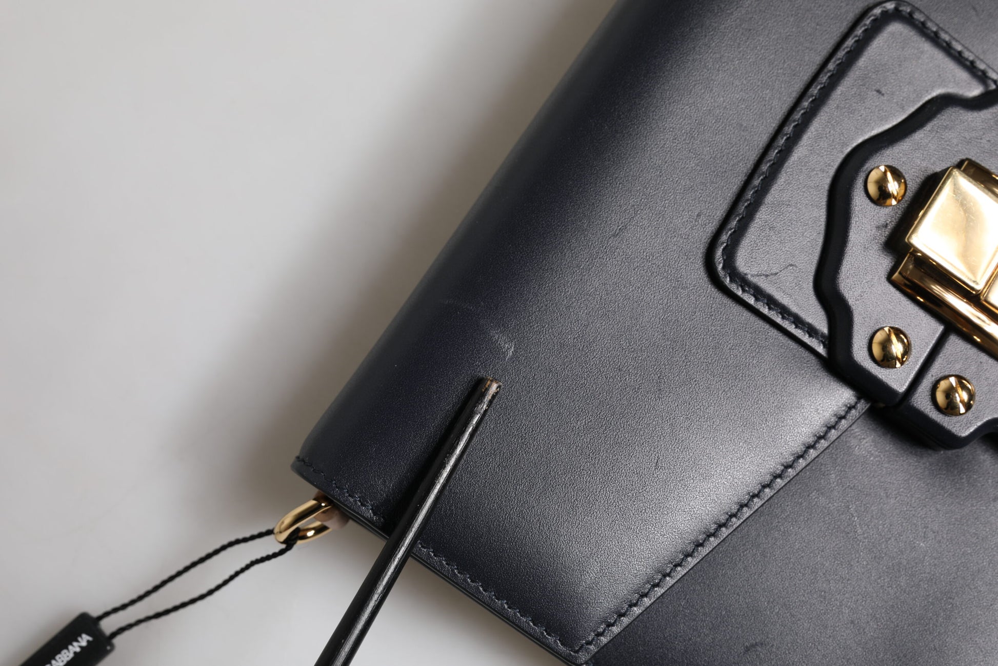 Dolce & Gabbana Schwarzes Leder Logo Gold Crossbody Handtasche