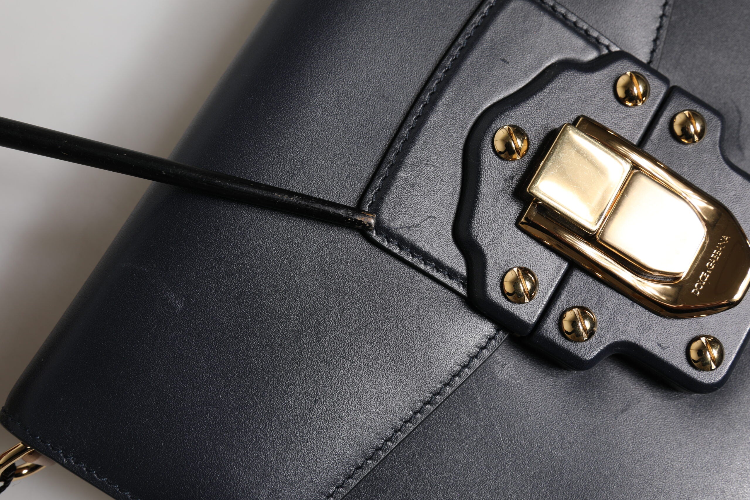 Dolce & Gabbana Schwarzes Leder Logo Gold Crossbody Handtasche