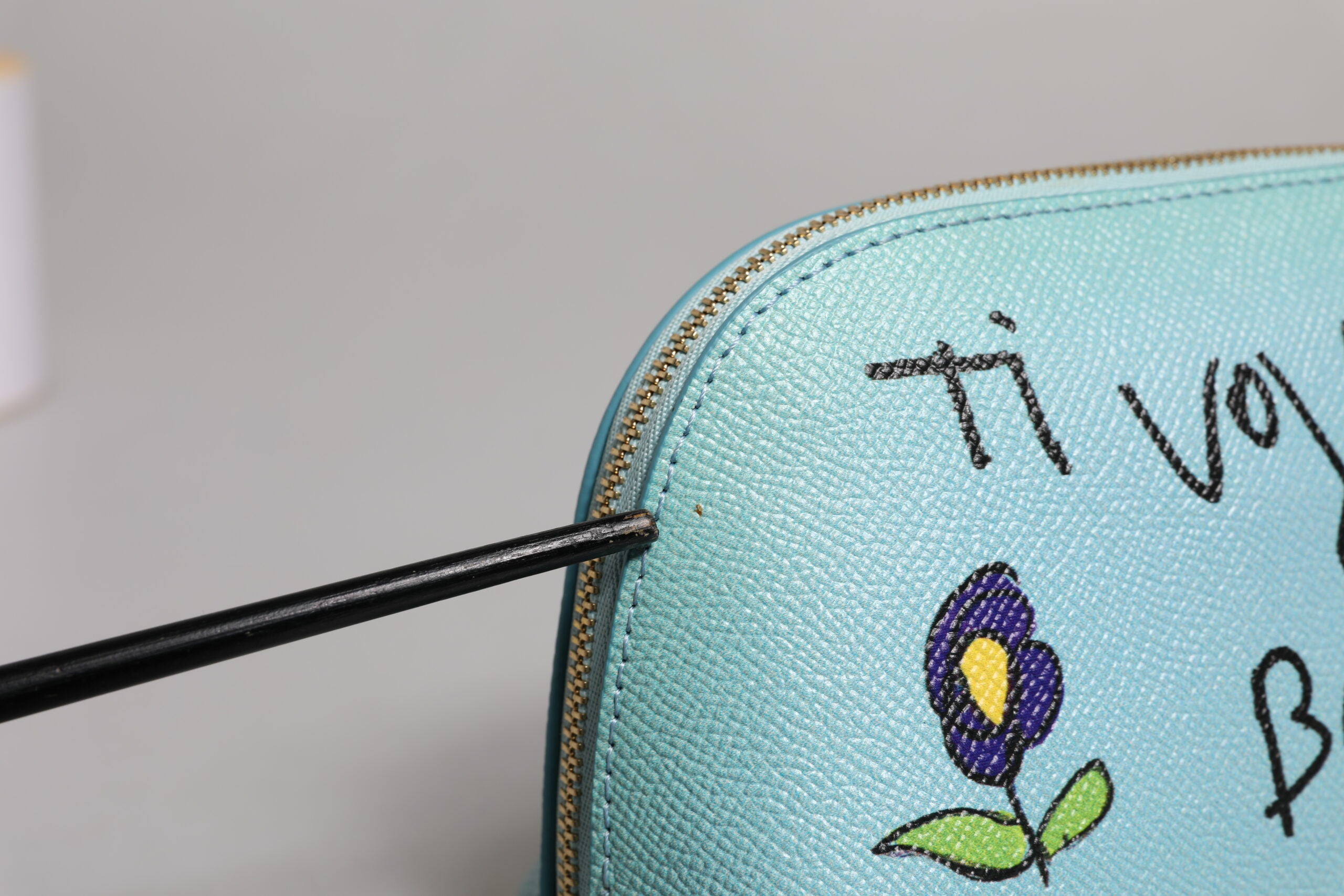 Dolce & Gabbana Hellblaue Lederhandtasche Clutch Mini Purse Pouch Bag