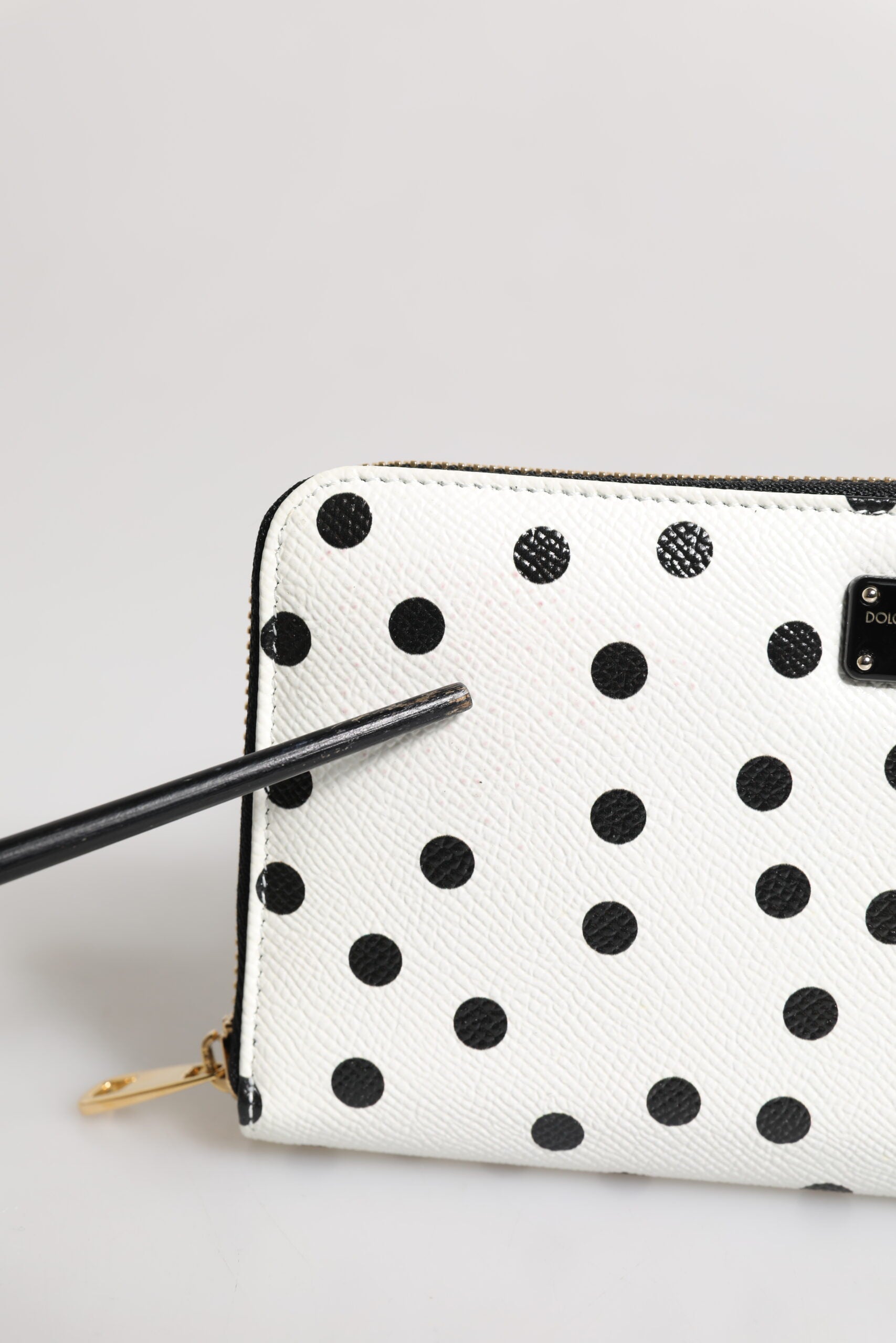 Dolce & Gabbana Weiß-schwarz gestreiftes Leder Portemonnaie mit Reißverschluss