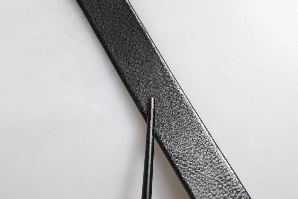 Dolce & Gabbana Schwarzer Leder-Klassiker mit Metallschnalle am Gürtel