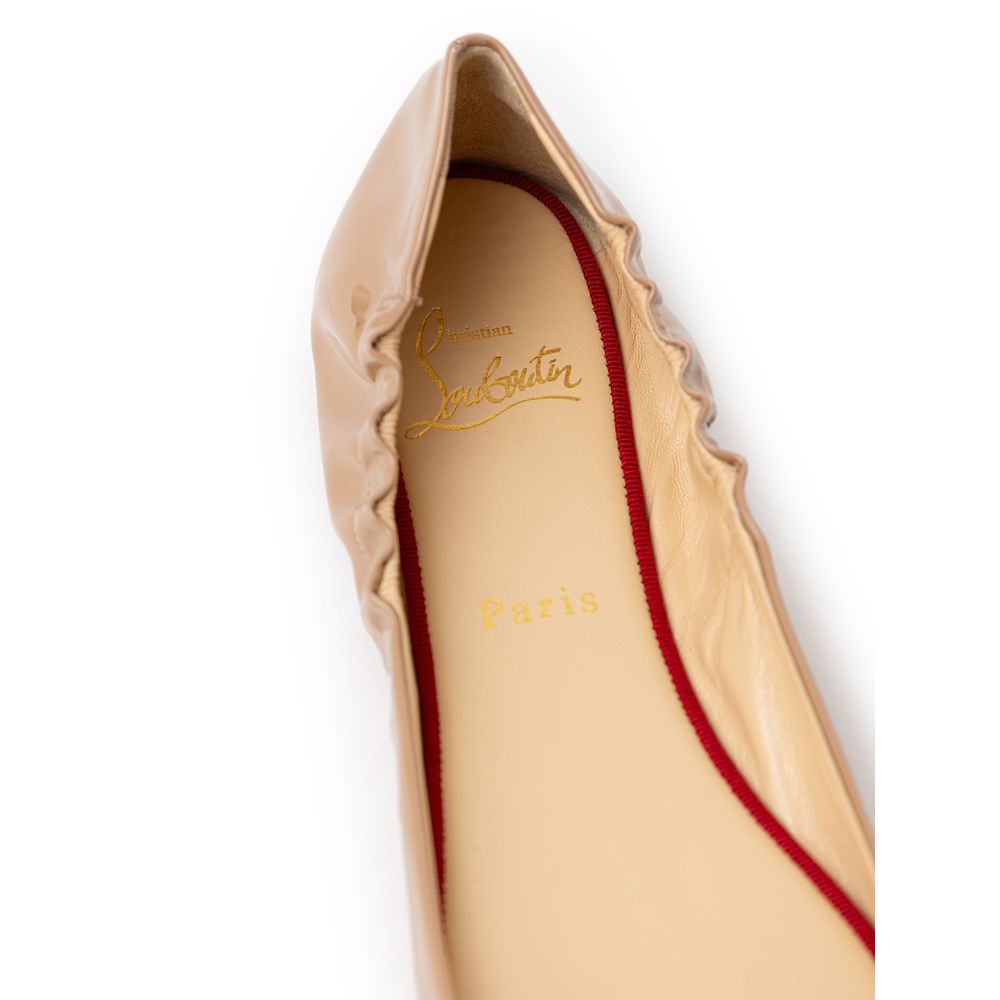 Christian Louboutin Beigefarbene Ballettflasche aus Lackleder