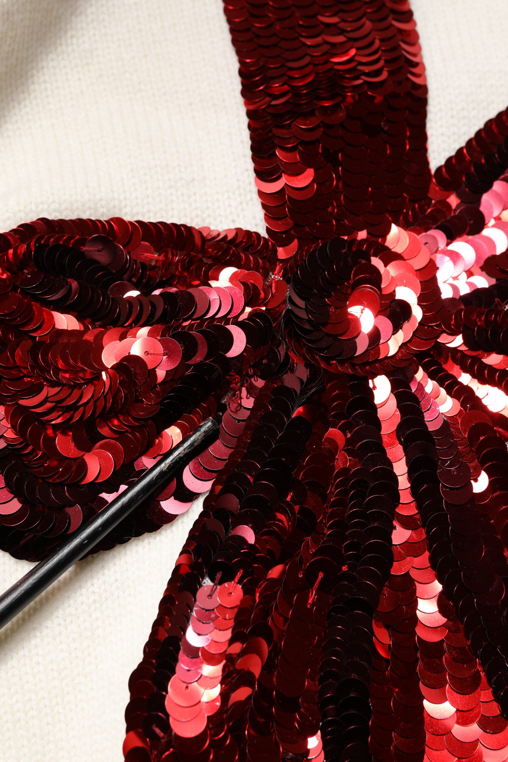 Dolce & Gabbana Weißer paillettenbesetzter Pullover mit Rundhalsausschnitt