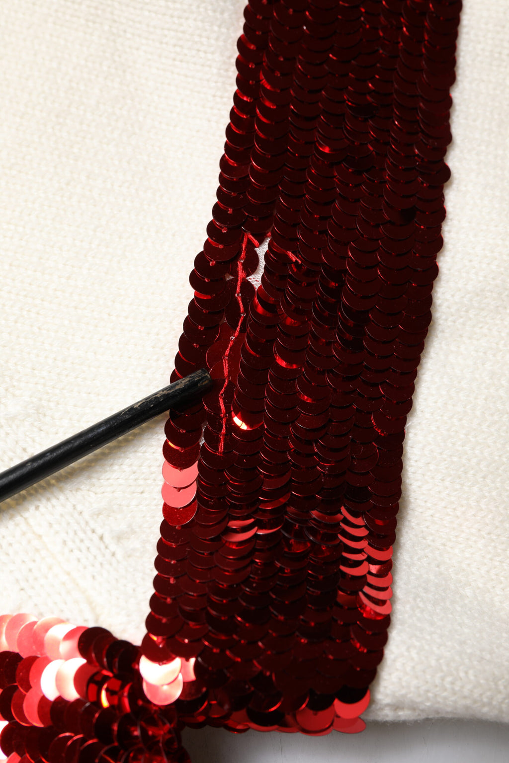 Dolce & Gabbana Weißer paillettenbesetzter Pullover mit Rundhalsausschnitt