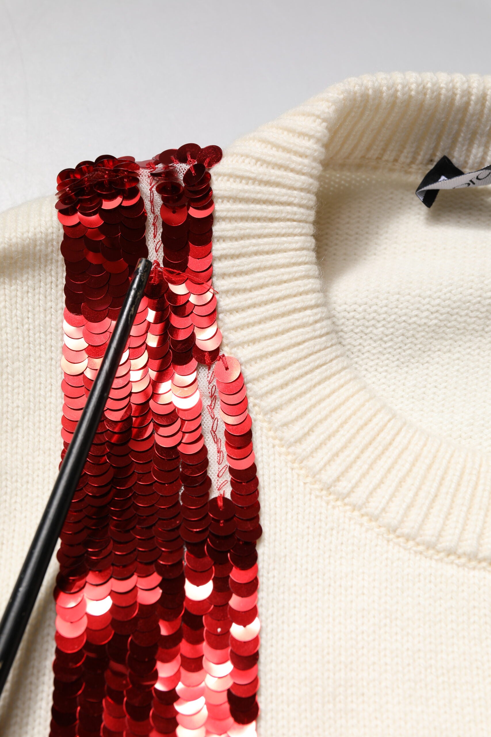 Dolce & Gabbana Weißer paillettenbesetzter Pullover mit Rundhalsausschnitt