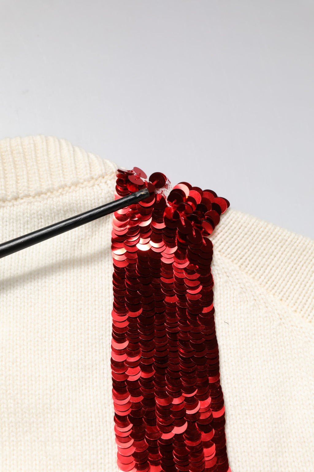 Dolce & Gabbana Weißer paillettenbesetzter Pullover mit Rundhalsausschnitt