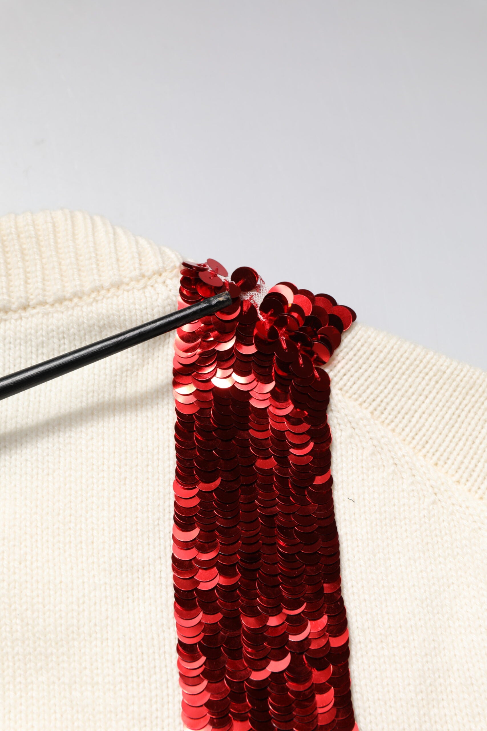 Dolce & Gabbana Weißer paillettenbesetzter Pullover mit Rundhalsausschnitt