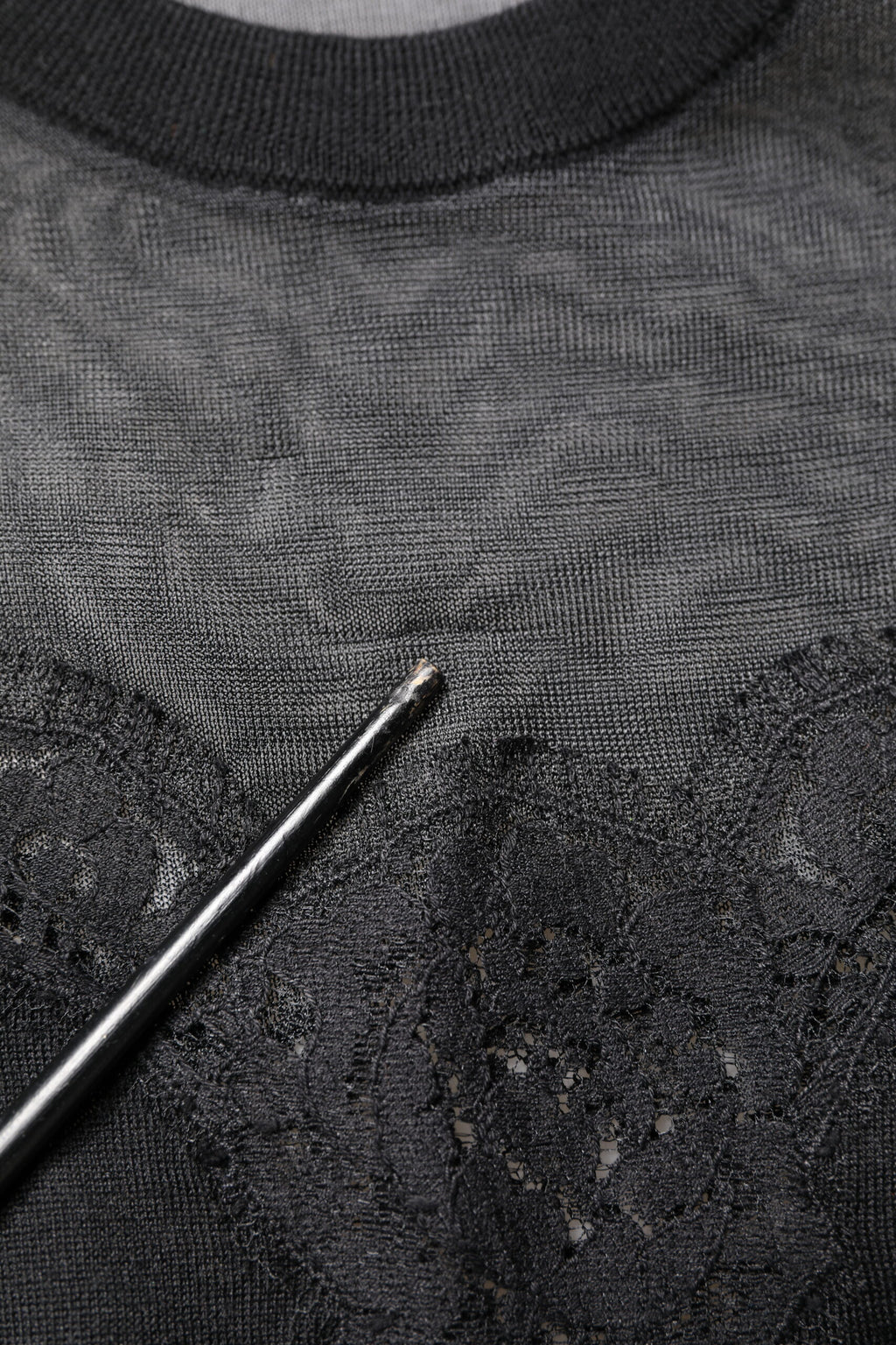 Dolce & Gabbana Schwarzes ärmelloses Top mit Rundhalsausschnitt aus Spitze