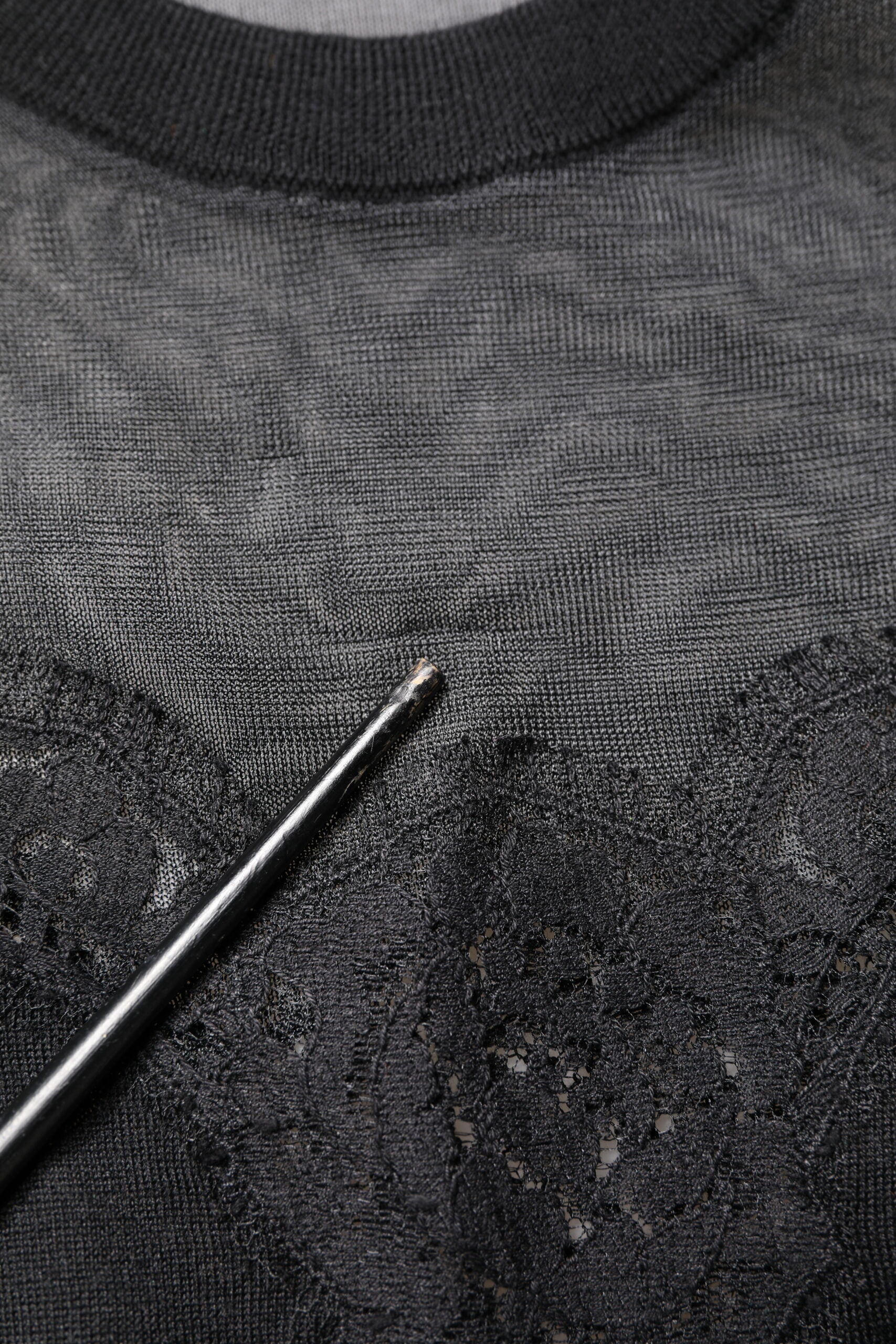 Dolce & Gabbana Schwarzes ärmelloses Top mit Rundhalsausschnitt aus Spitze