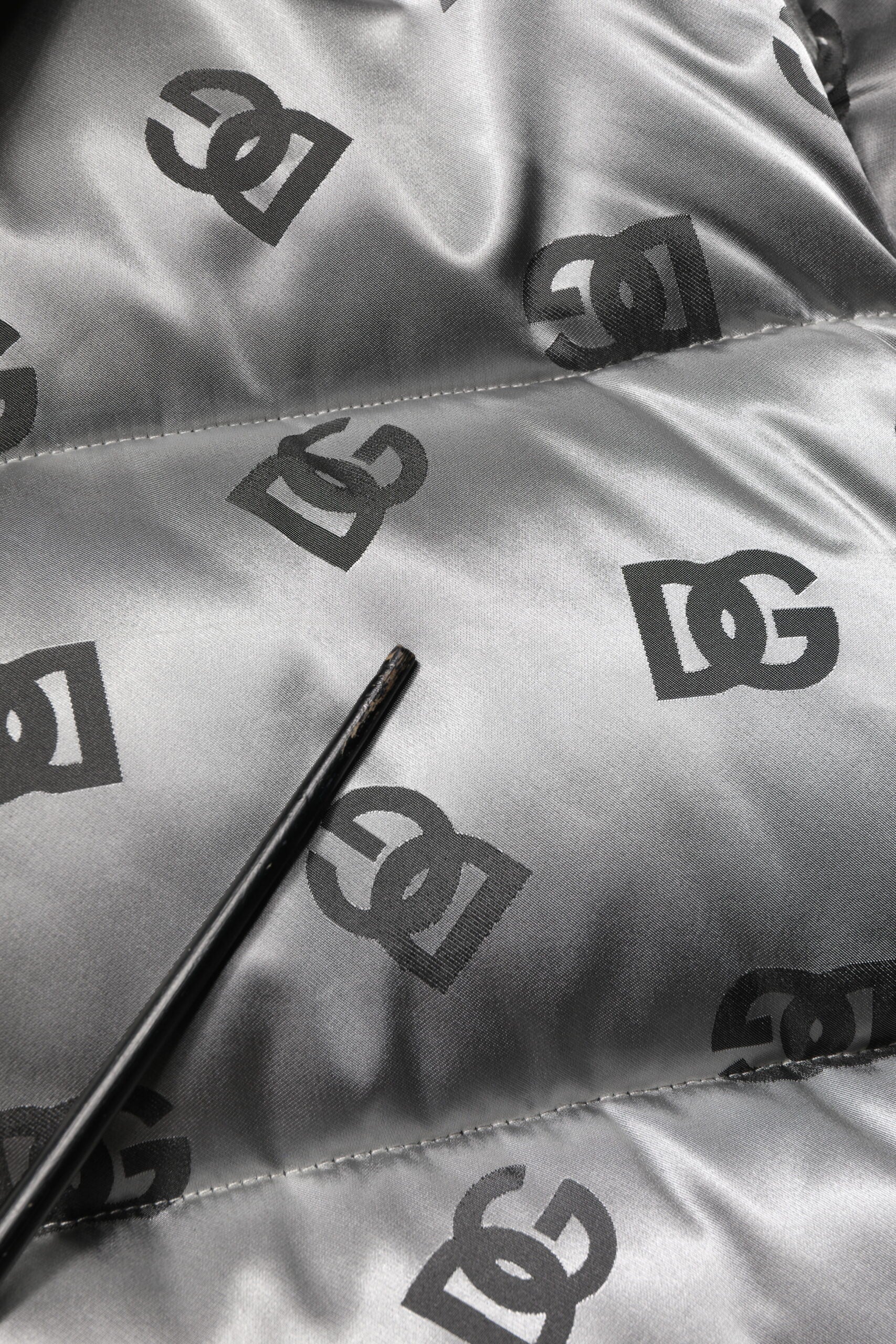 Dolce & Gabbana Silberne Logo-Steppjacke mit Kapuze und Reißverschluss