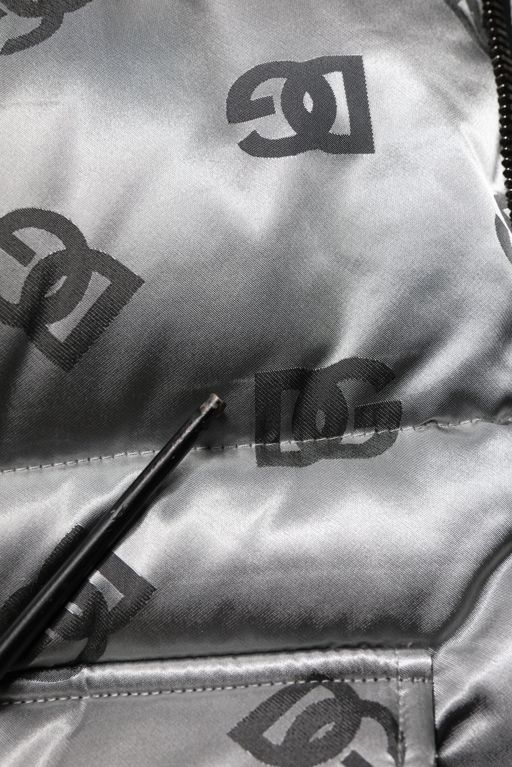 Dolce & Gabbana Silberne Logo-Steppjacke mit Kapuze und Reißverschluss