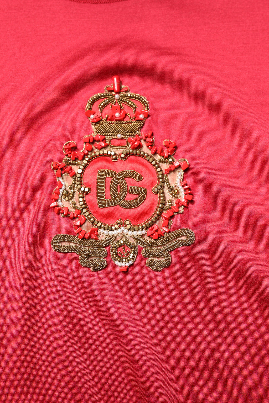 Dolce & Gabbana Rotes Seiden-T-Shirt mit DG Crown Logo und kurzen Ärmeln
