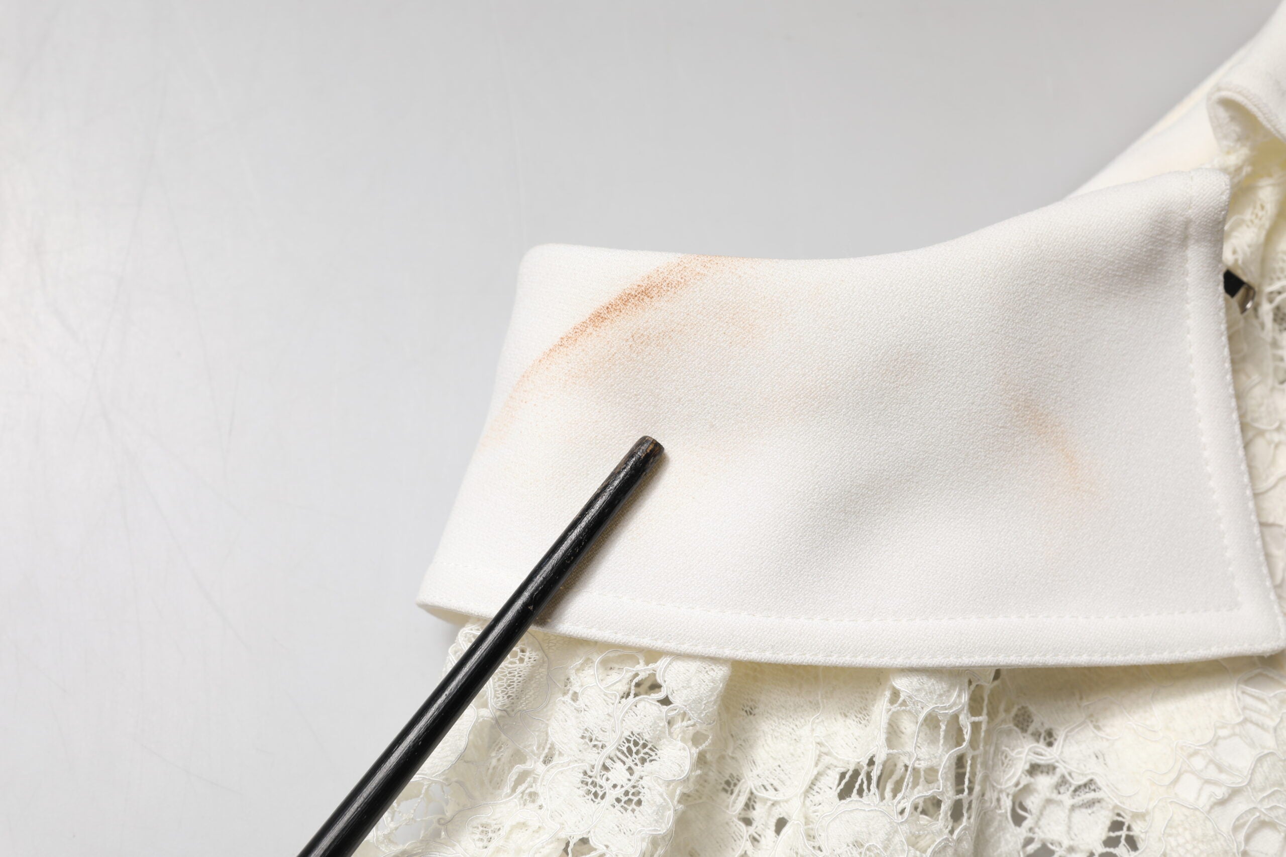 Dolce & Gabbana Weißes, geblümtes Langarm-Shiftkleid aus Spitze