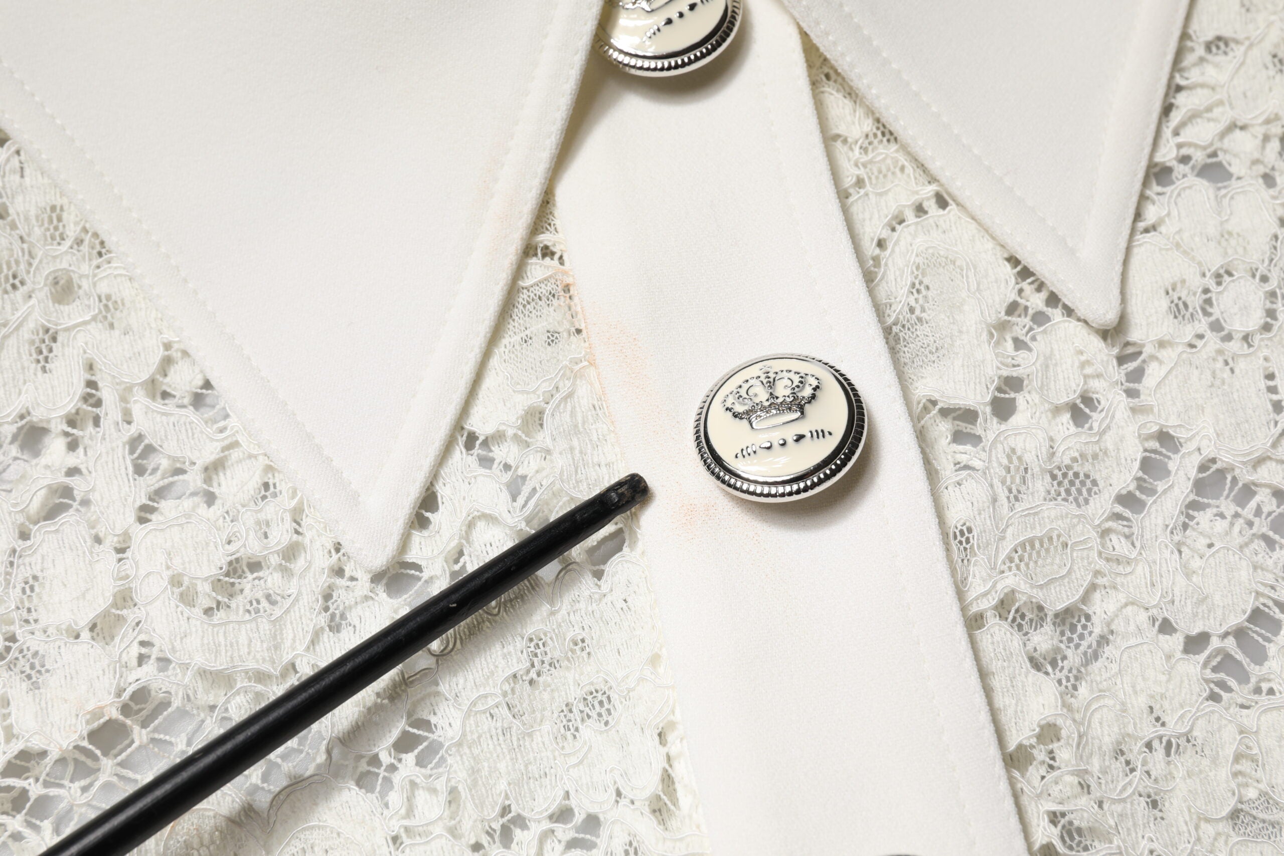 Dolce & Gabbana Weißes, geblümtes Langarm-Shiftkleid aus Spitze