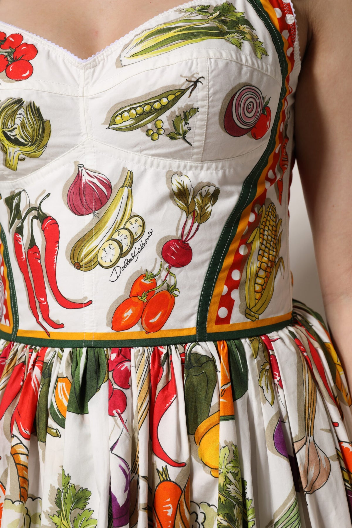 Dolce & Gabbana Witte Mouwloze A-lijn Jurk met Groenteprint