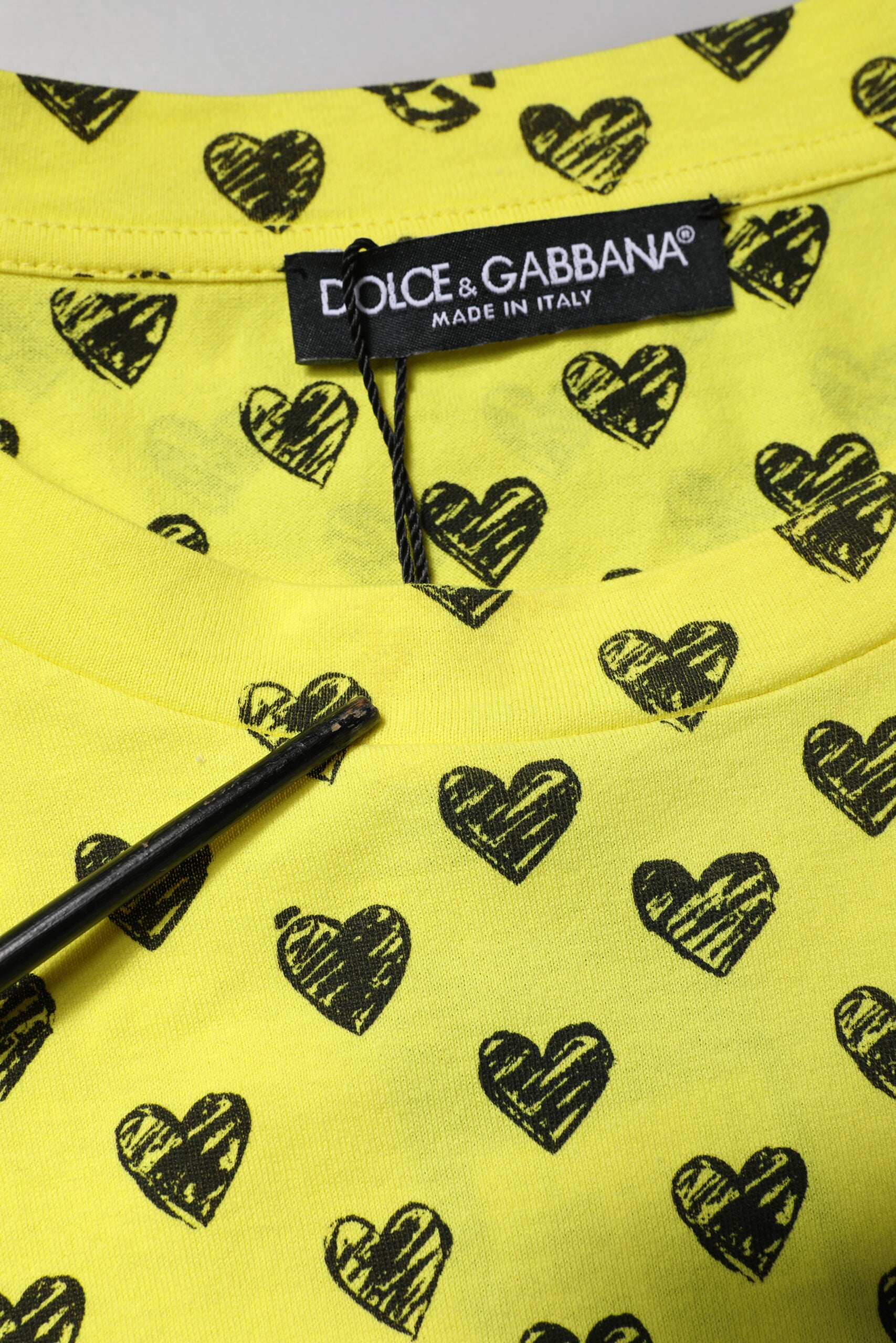 Dolce & Gabbana Gelbes T-Shirt mit Rundhalsausschnitt aus Baumwolle DG Heart Print