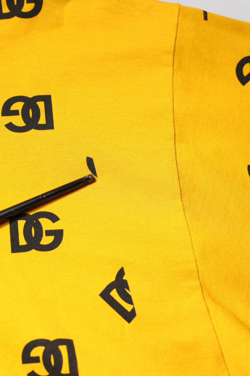 Dolce & Gabbana Gelbes Baumwoll-T-Shirt mit DG-Logo-Aufdruck in Cropped-Form