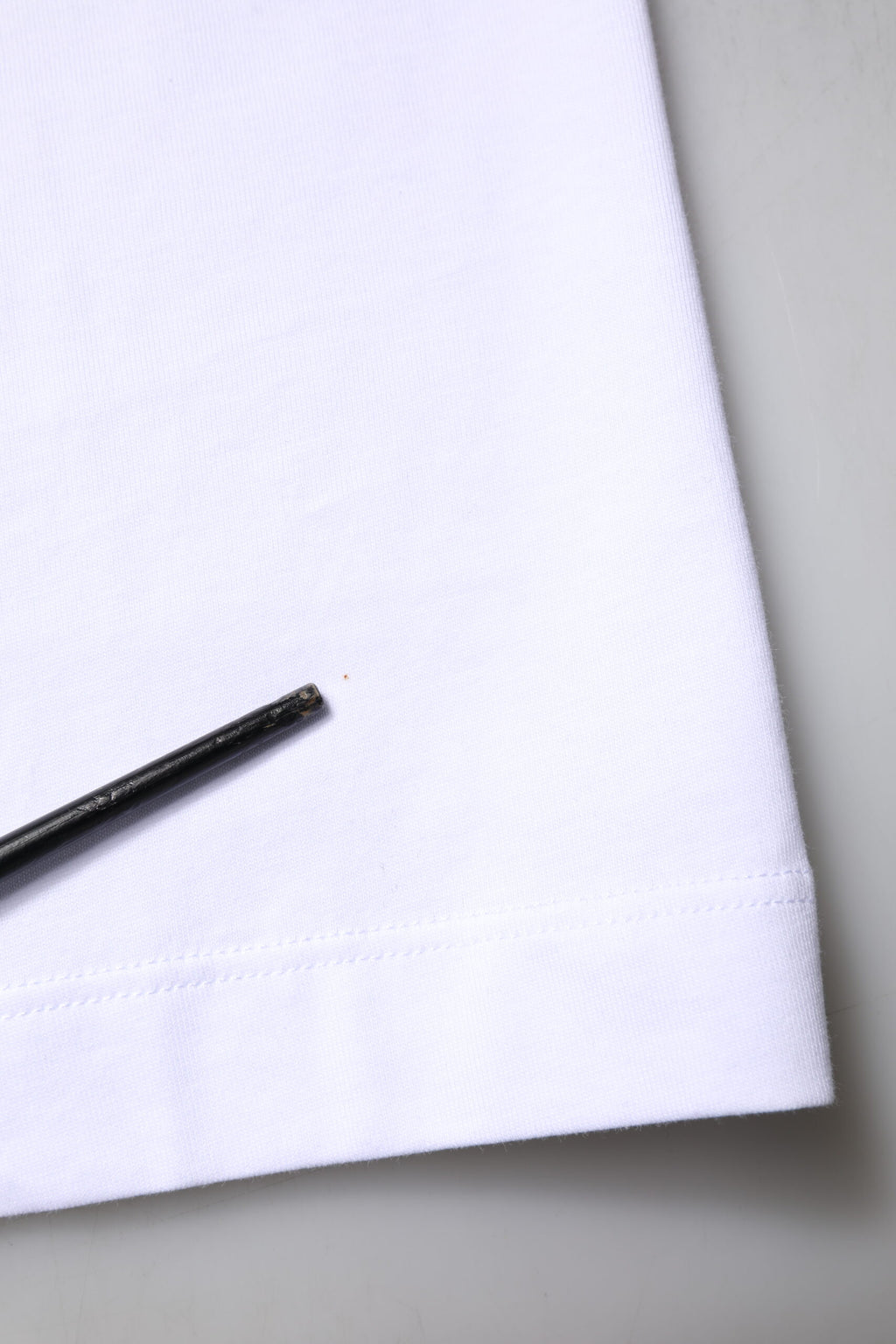 Dolce & Gabbana Weißes T-Shirt mit Rundhalsausschnitt und DG-Stickerei aus Baumwolle