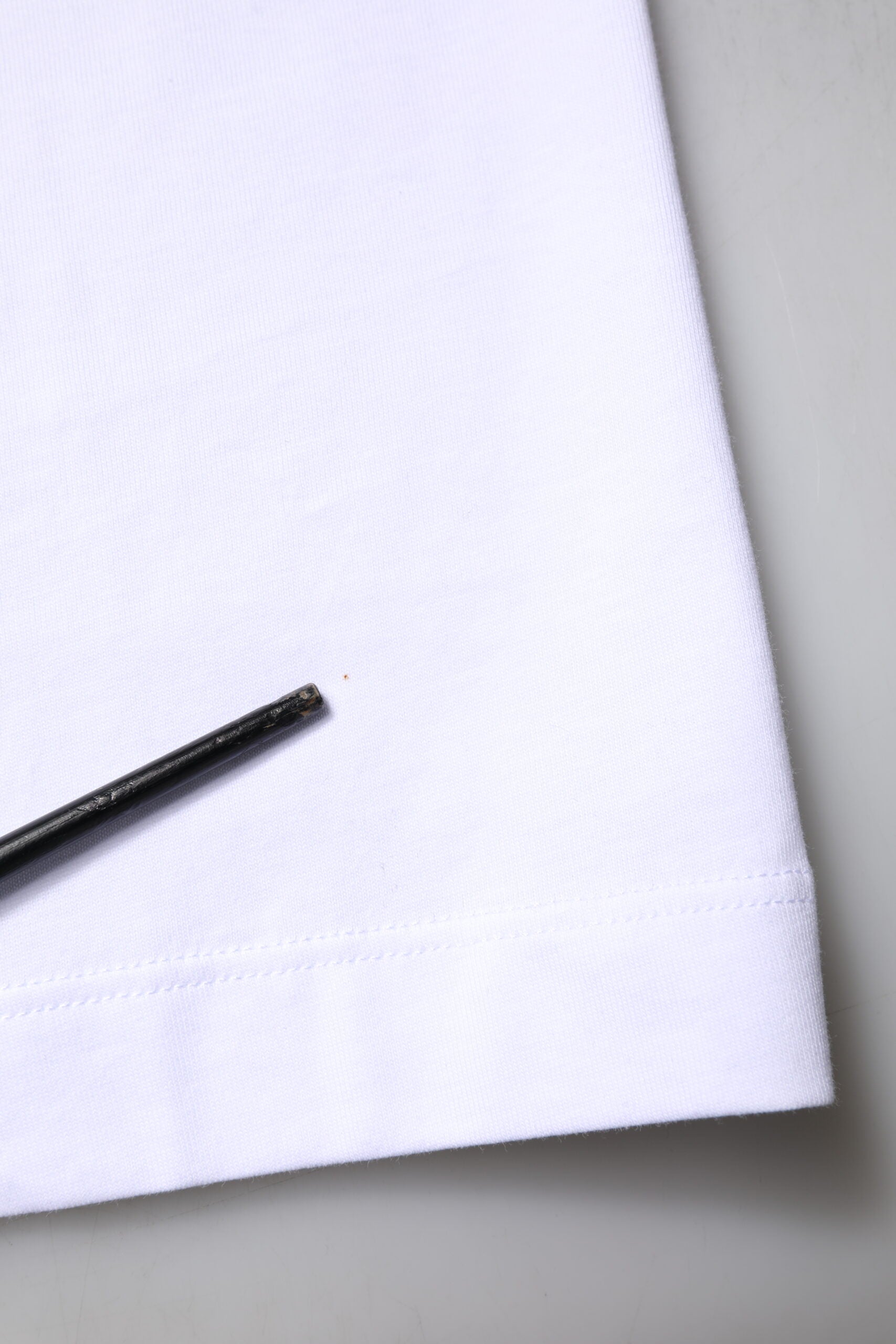 Dolce & Gabbana Weißes T-Shirt mit Rundhalsausschnitt und DG-Stickerei aus Baumwolle