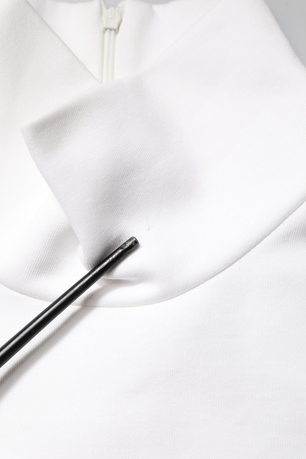 Dolce & Gabbana Weißes Baumwoll-Rollkragen-T-Shirt mit DG-Applikationen