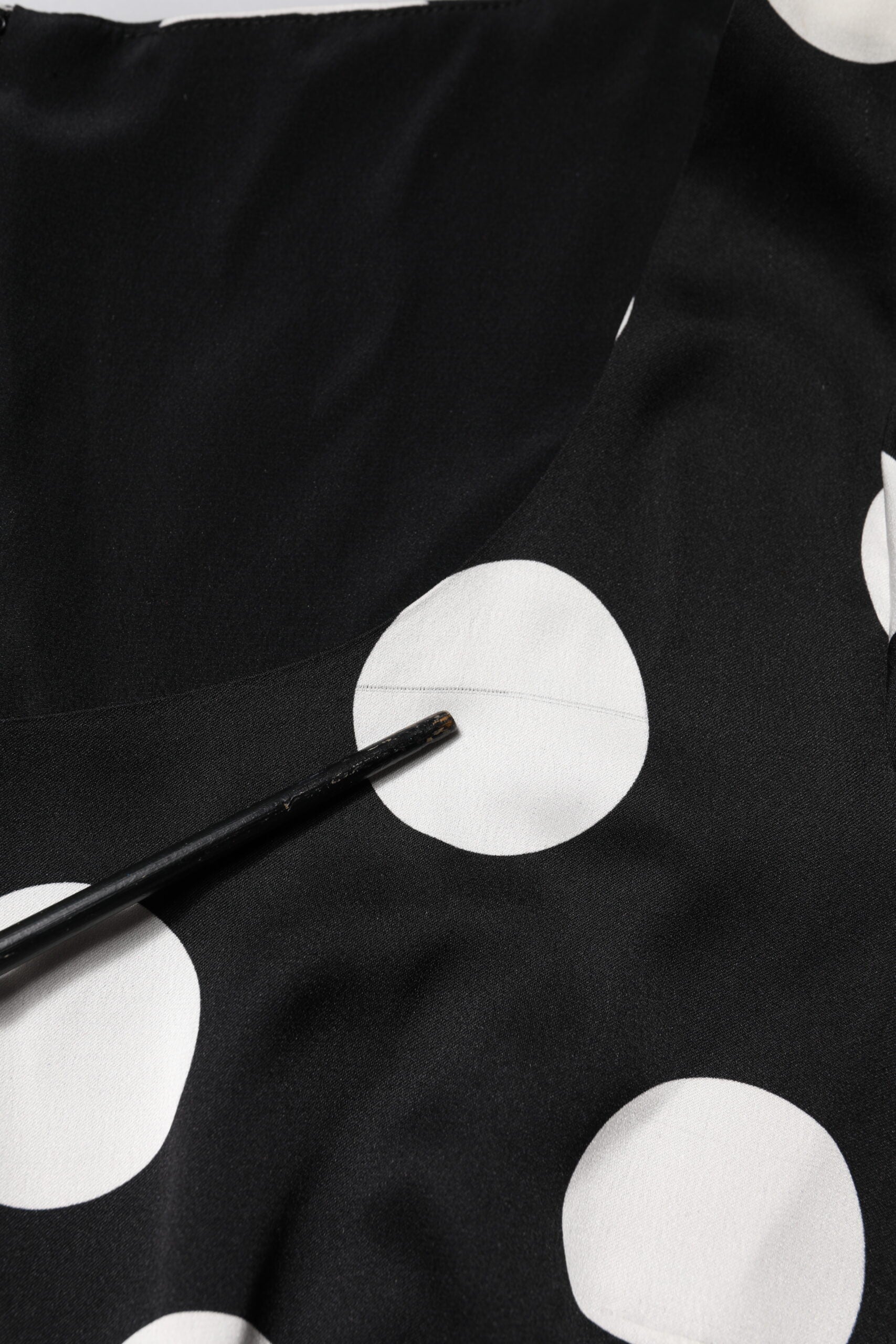 Dolce & Gabbana Schwarz-Weißes gepunktetes Midikleid mit Etui