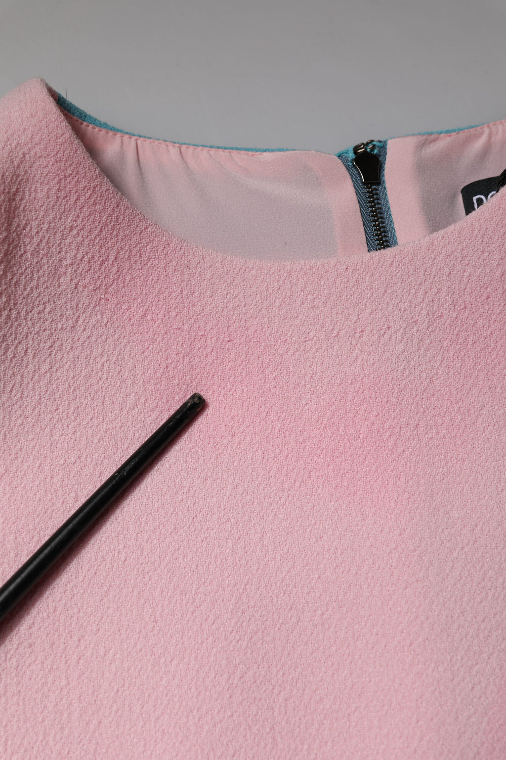 Dolce & Gabbana Rosa-blaues ärmelloses Shift-Minikleid aus Wolle