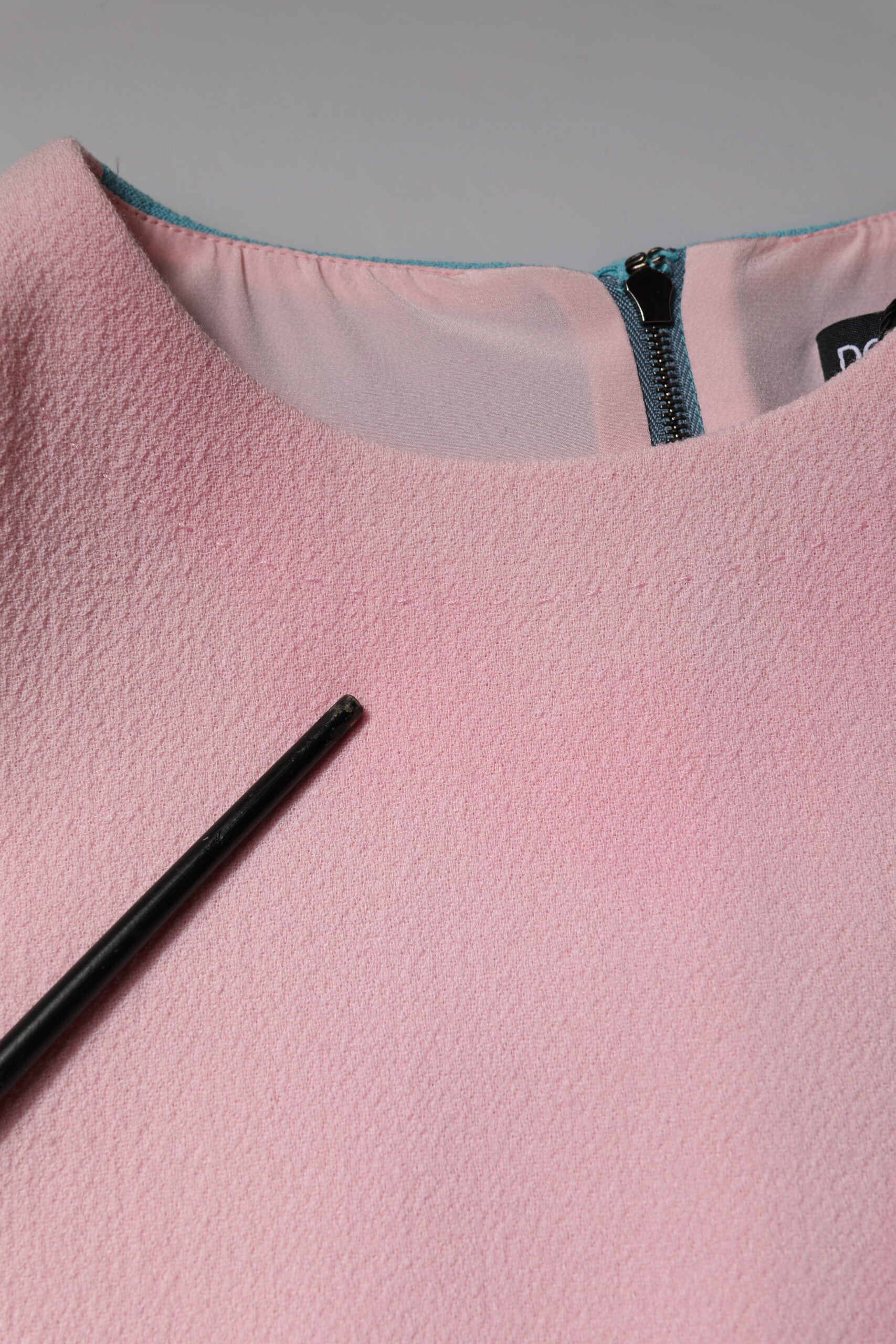 Dolce & Gabbana Rosa-blaues ärmelloses Shift-Minikleid aus Wolle