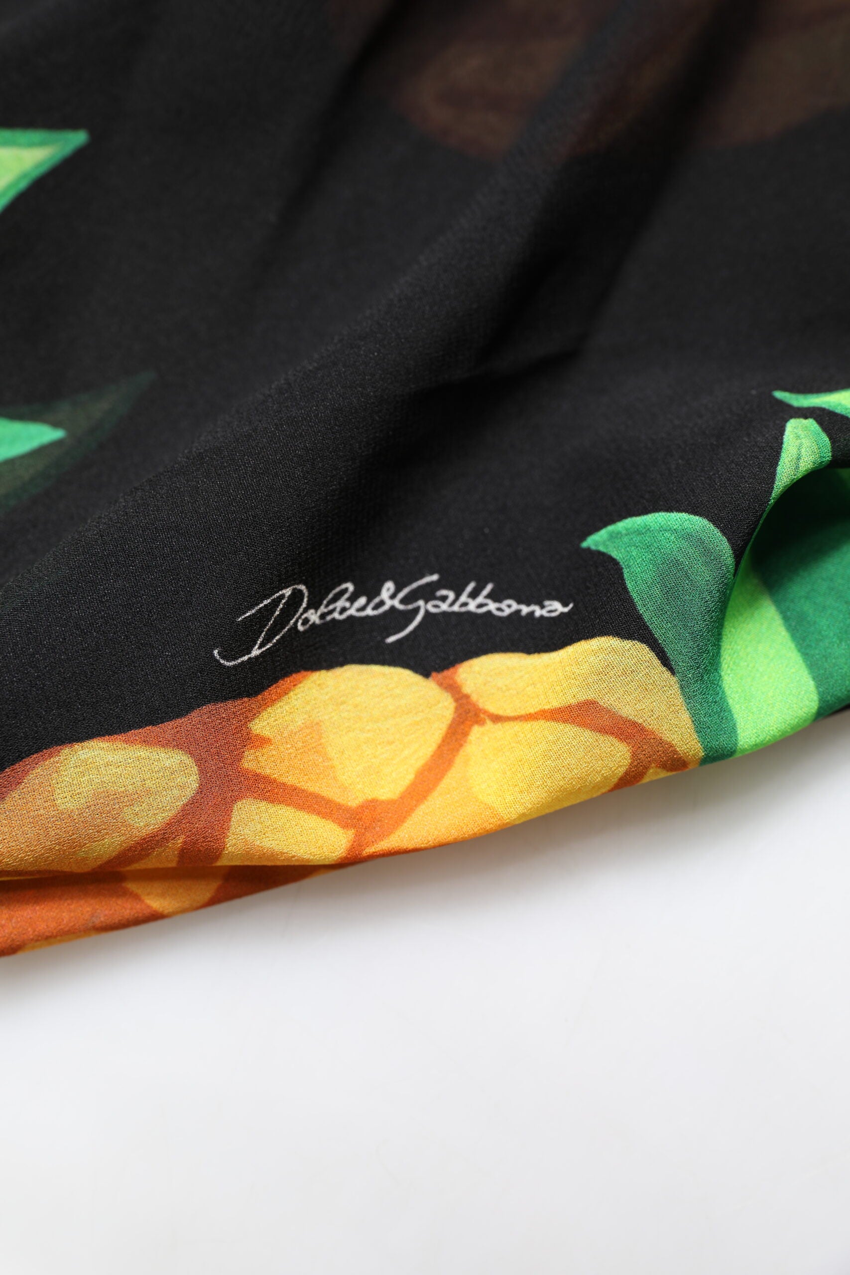 Dolce & Gabbana Schwarzes Seiden-Wickelminikleid mit Ananas-Print