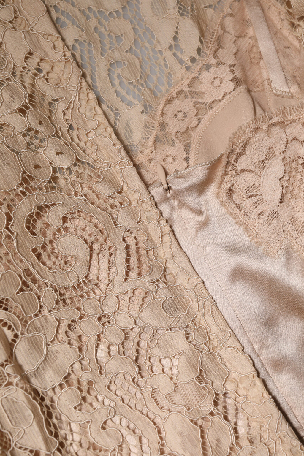 Dolce & Gabbana Beigefarbenes ärmelloses Etuikleid mit floraler Spitze