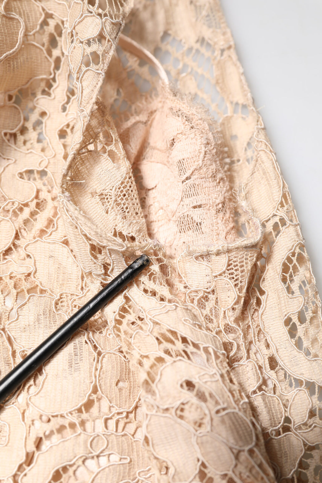 Dolce & Gabbana Beigefarbenes ärmelloses Etuikleid mit floraler Spitze