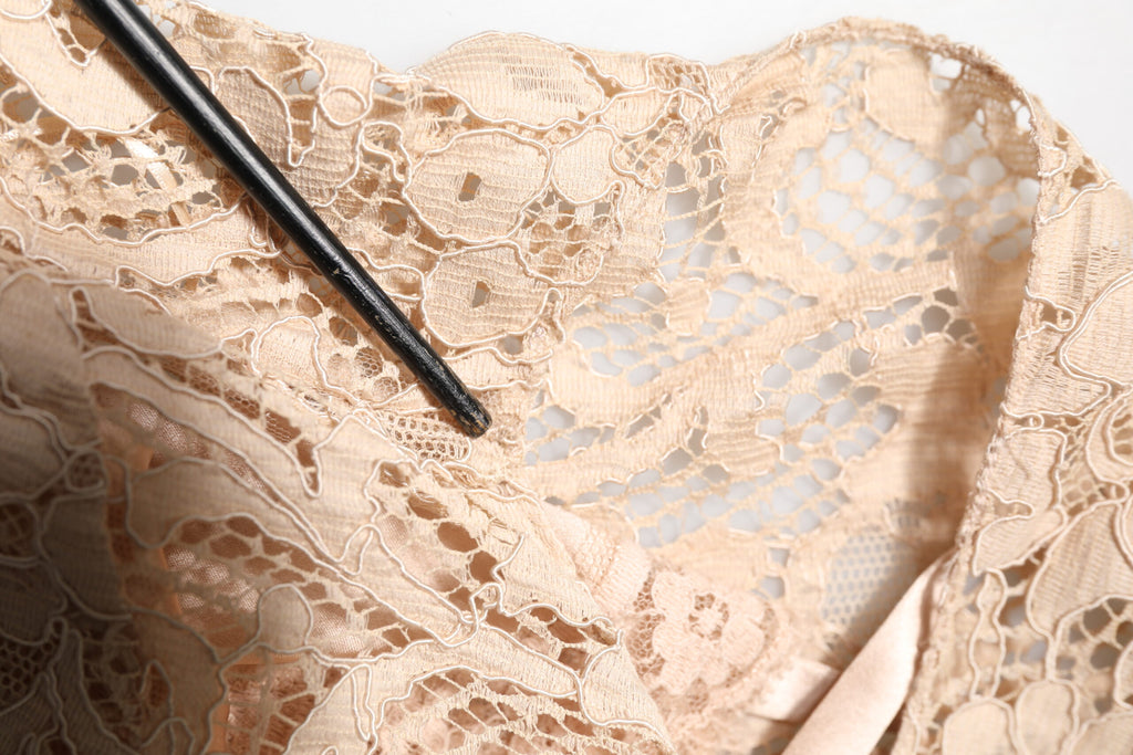 Dolce & Gabbana Beigefarbenes ärmelloses Etuikleid mit floraler Spitze