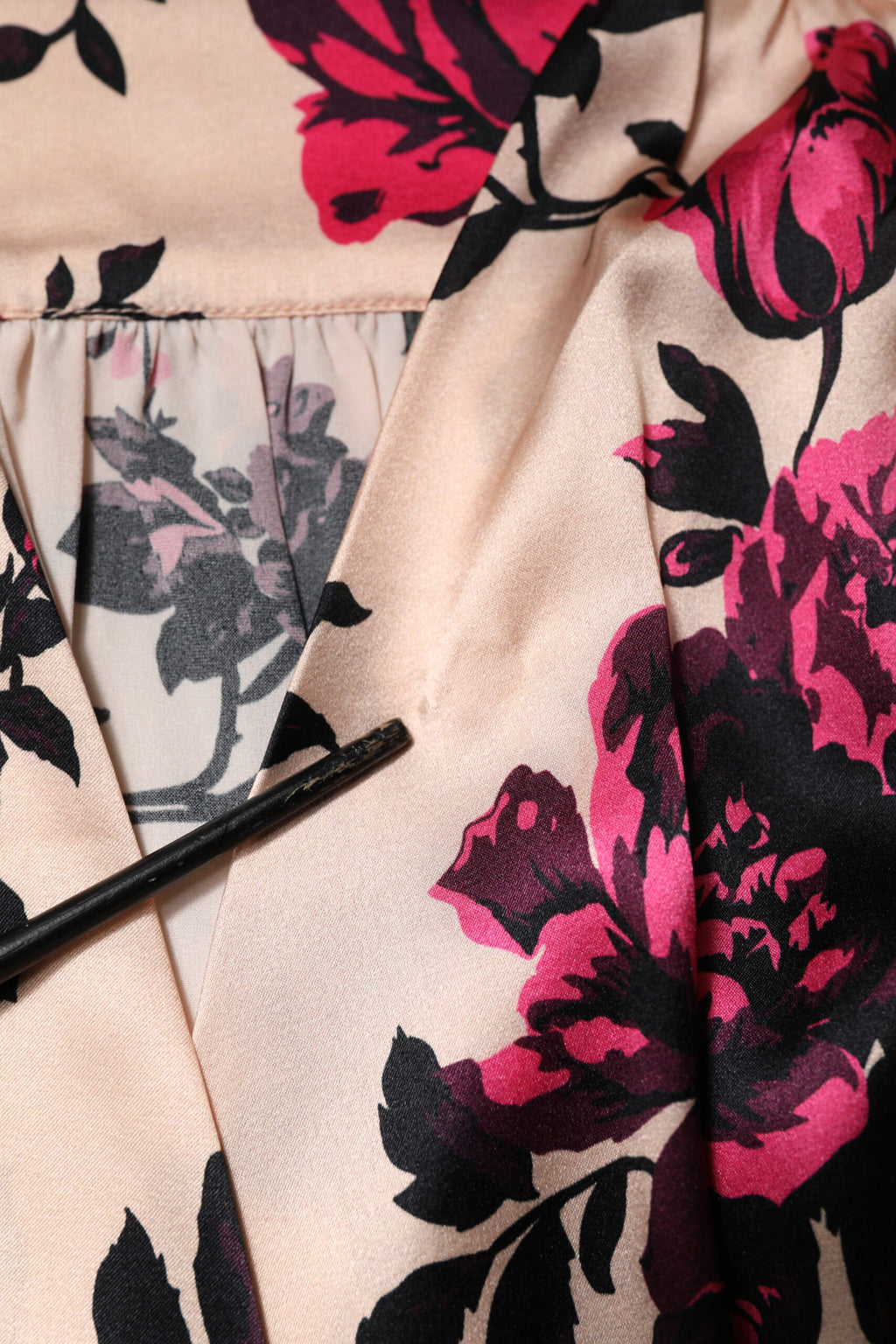 Laneus Rosa geblümtes Seiden-Minikleid mit langen Ärmeln und V-Ausschnitt zum Wickeln