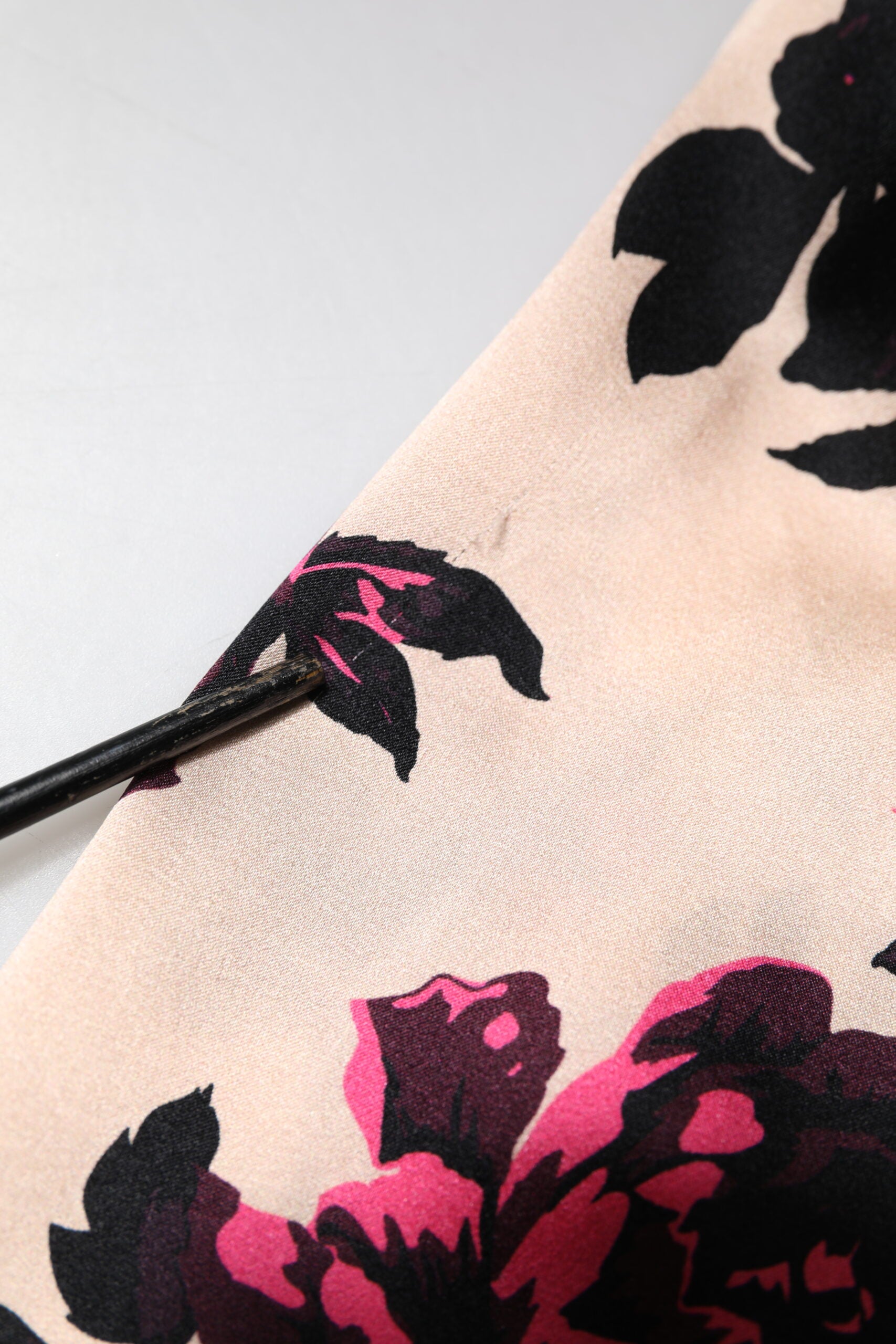 Laneus Rosa geblümtes Seidenkleid mit langen Ärmeln und gerafftem V-Ausschnitt