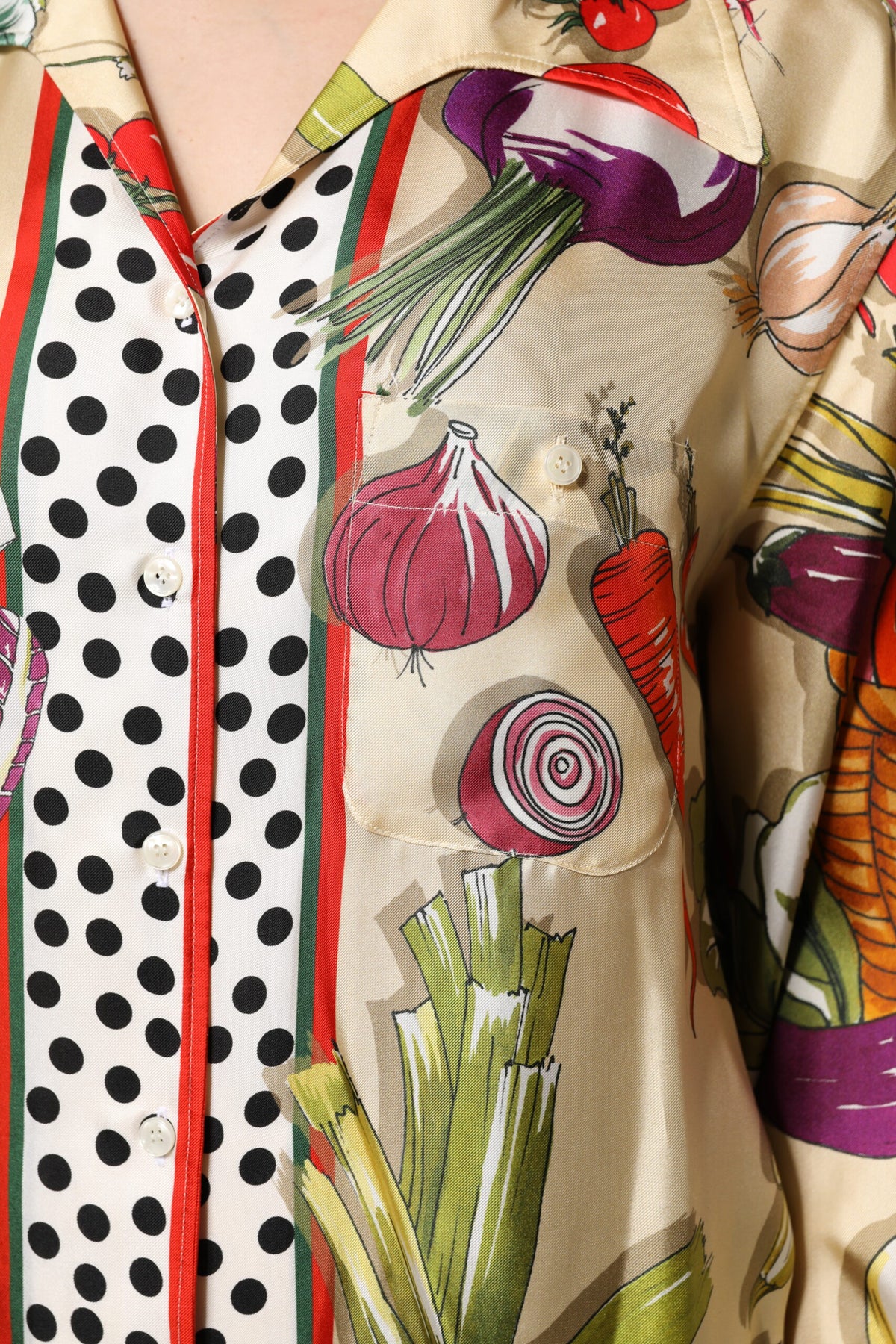 Dolce & Gabbana Seidentop mit langen Ärmeln und mehrfarbigem Gemüseprint