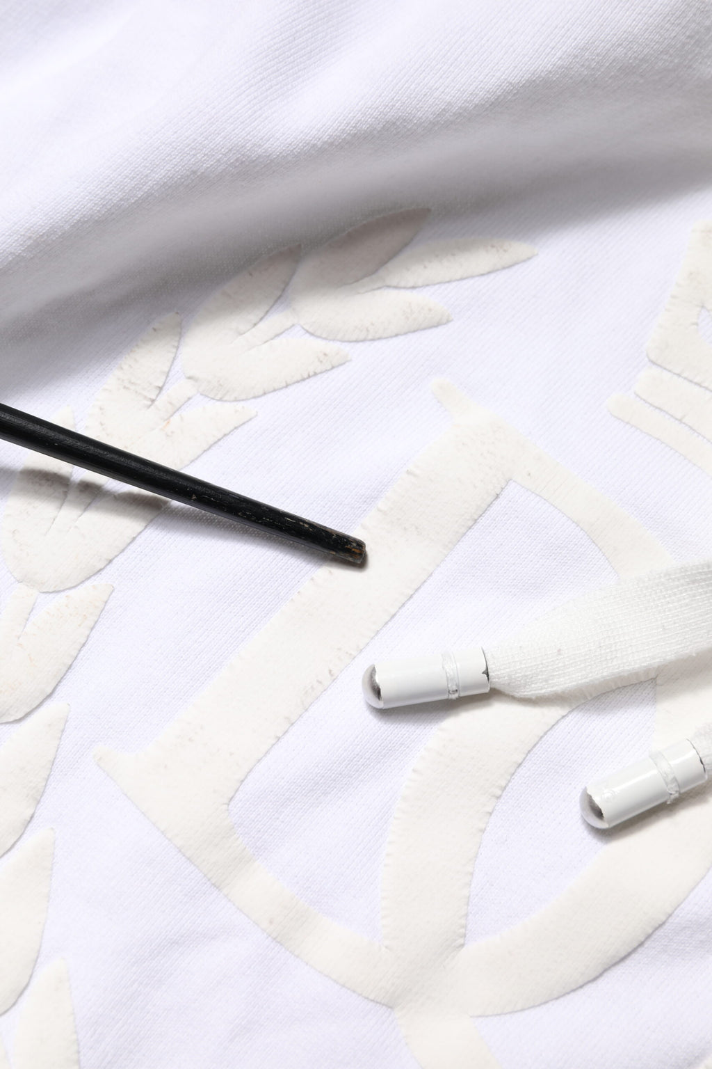 Dolce & Gabbana Weißes Sweatshirt mit geprägtem Logo und Kapuze Pullover