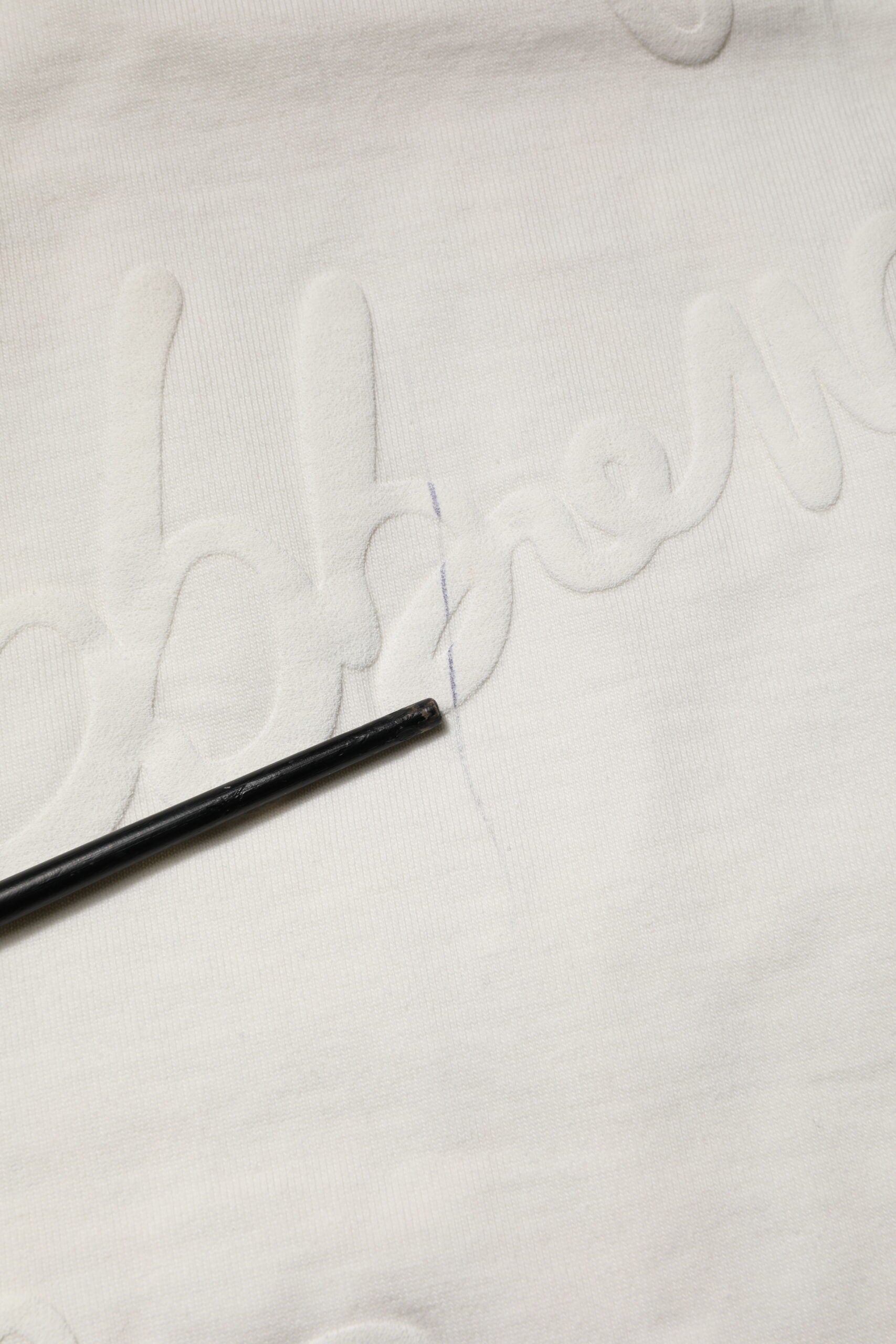 Dolce & Gabbana Weißes Baumwoll-T-Shirt mit Logo-Prägung und Rundhalsausschnitt