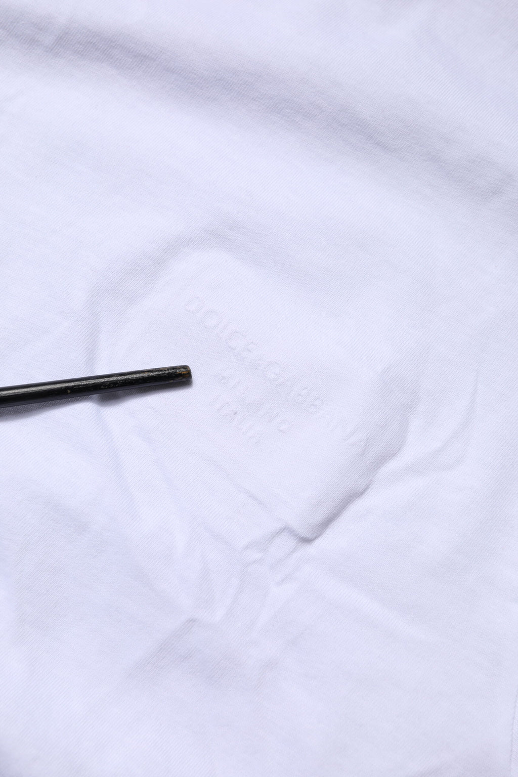 Dolce & Gabbana Weißes T-Shirt mit Rundhalsausschnitt und Logo-Patch aus Baumwolle