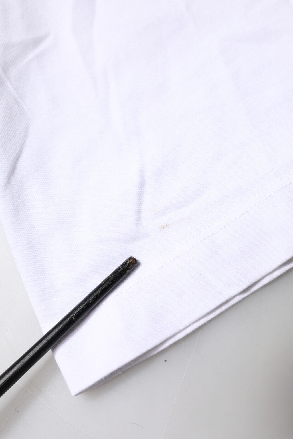 Dolce & Gabbana Weißes T-Shirt mit Rundhalsausschnitt und Logo-Patch aus Baumwolle